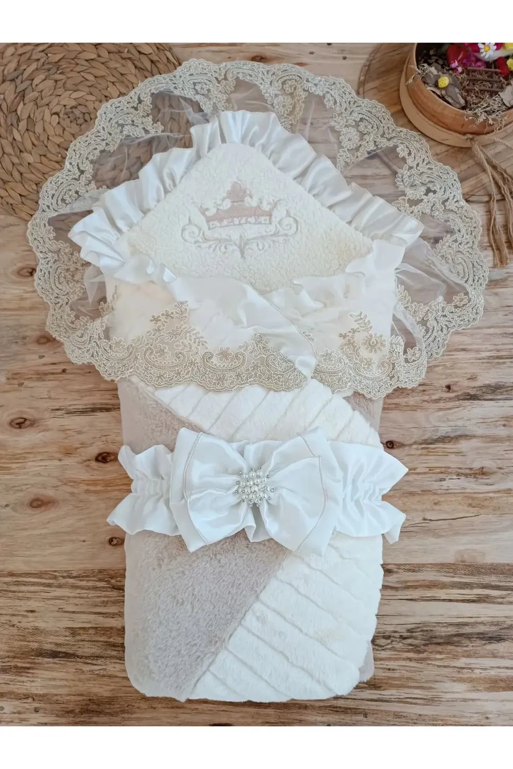 Yenidoğan Wool Yün Kumaş Taç Nakışlı Güpür Duvaklı Fiyonk Prizma