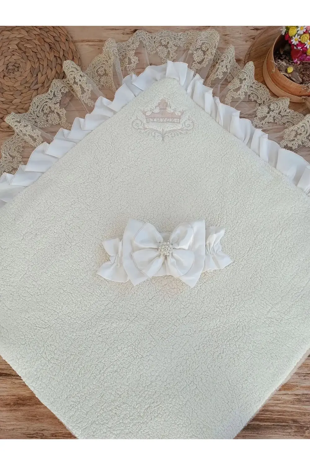 Yenidoğan Wool Yün Kumaş Taç Nakışlı Güpür Duvaklı Fiyonk Prizma Yenidoğan Wool Yün Kumaş Taç Nakışlı Güpür Duvaklı Fiyonk Prizma