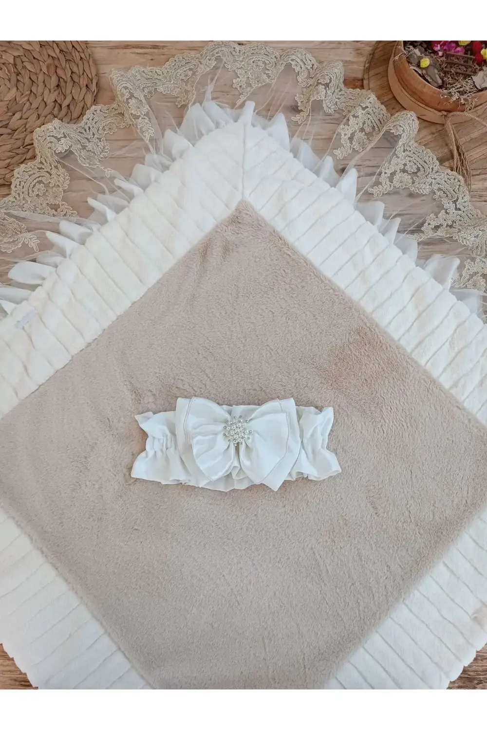 Yenidoğan Wool Yün Kumaş Taç Nakışlı Güpür Duvaklı Fiyonk Prizma