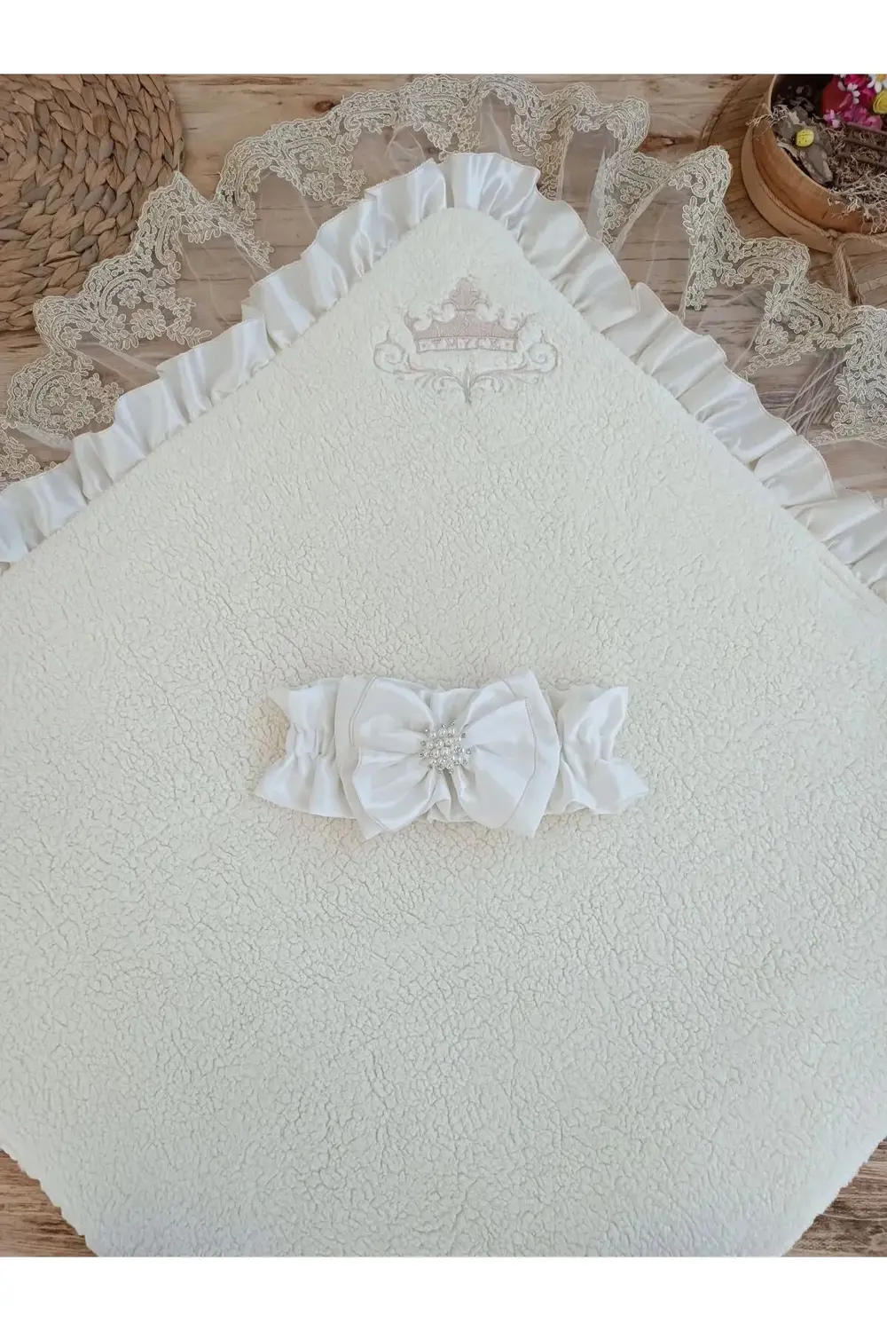 Yenidoğan Wool Yün Kumaş Taç Nakışlı Güpür Duvaklı Fiyonk Prizma