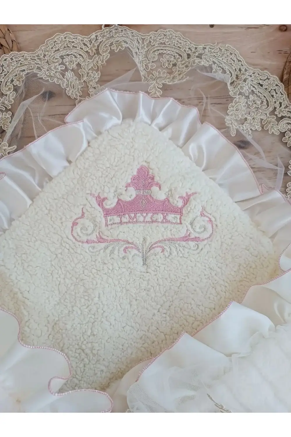 Yenidoğan Wool Yün Kumaş Taç Nakışlı Güpür Duvaklı Fiyonk Prizma