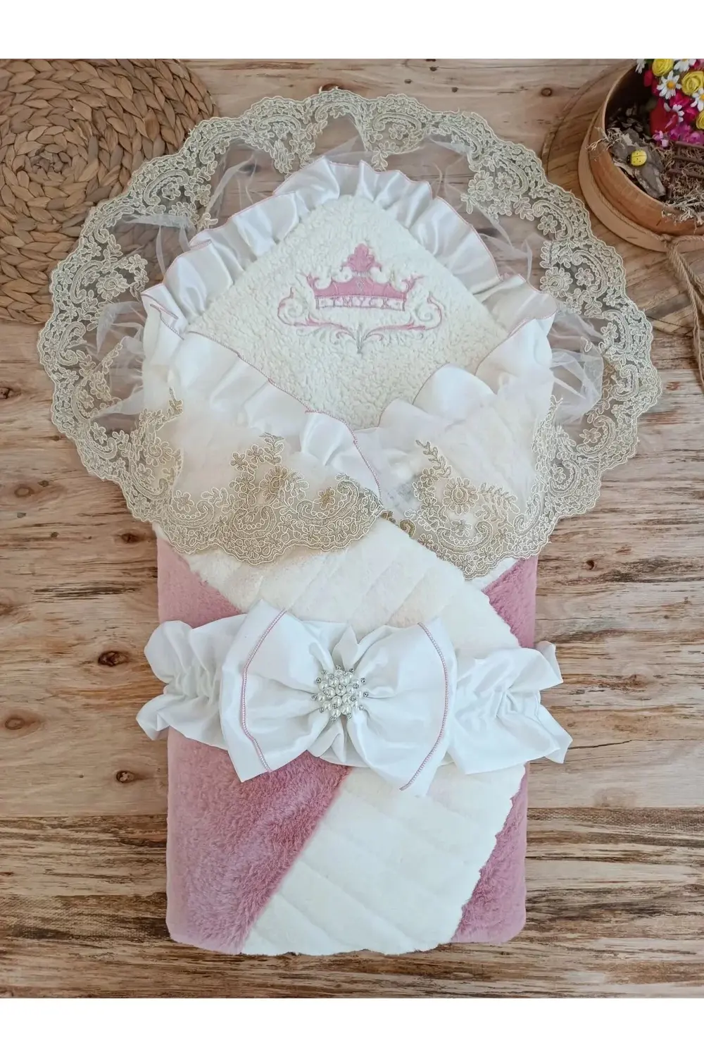 Yenidoğan Wool Yün Kumaş Taç Nakışlı Güpür Duvaklı Fiyonk Prizma