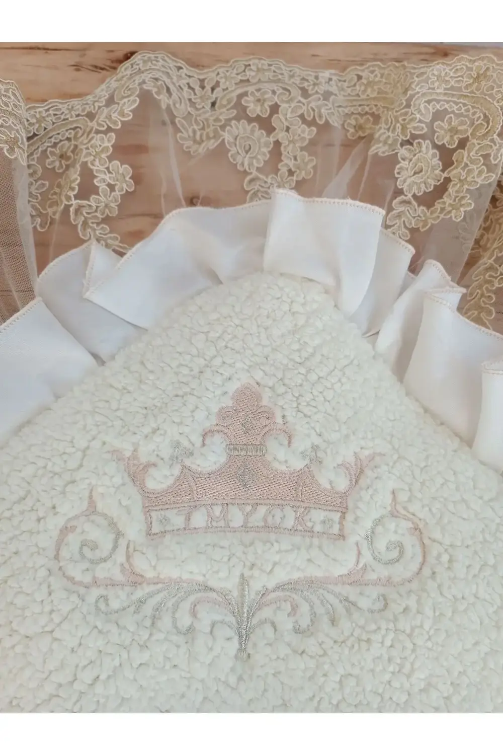 Yenidoğan Wool Yün Kumaş Taç Nakışlı Güpür Duvaklı Fiyonk Prizma Yenidoğan Wool Yün Kumaş Taç Nakışlı Güpür Duvaklı Fiyonk Prizma