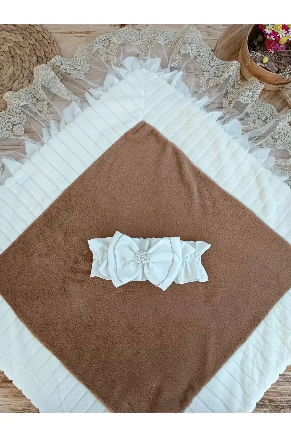 Yenidoğan Wool Yün Kumaş Taç Nakışlı Güpür Duvaklı Fiyonk Prizma