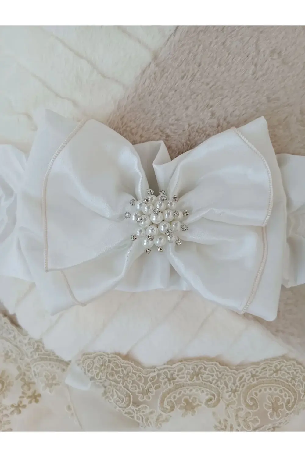 Yenidoğan Wool Yün Kumaş Taç Nakışlı Güpür Duvaklı Fiyonk Prizma