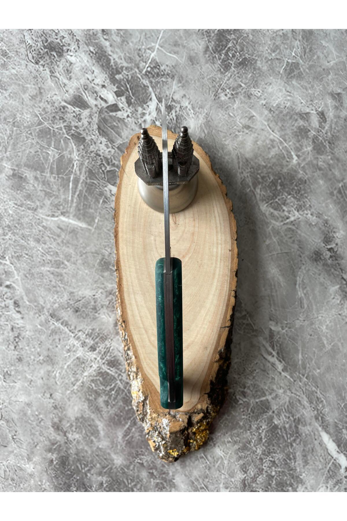 Yeşil Epoksi Kamp Çakısı – 8 cm Namlu – Sırttan Kilitli – Kılıflı