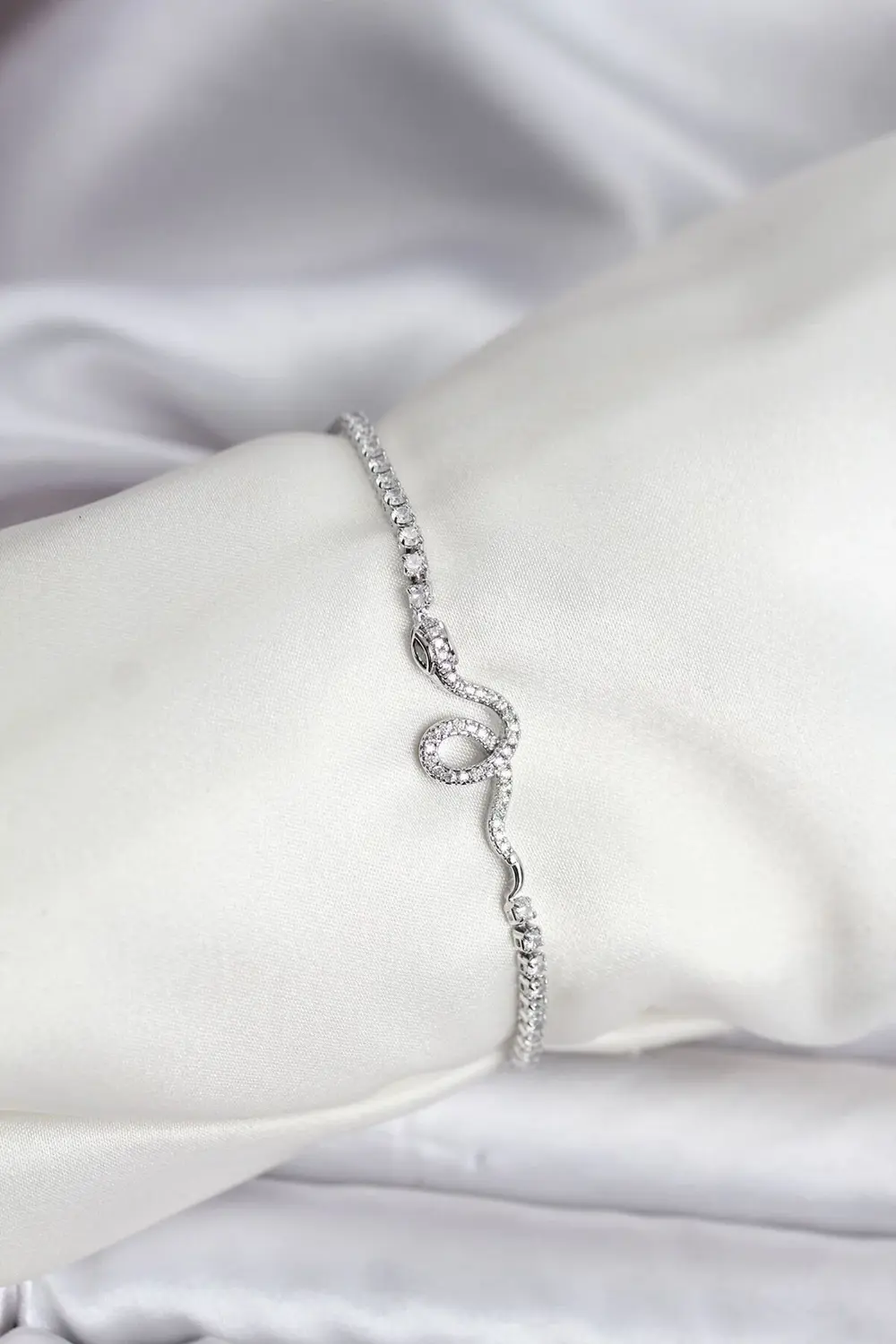 Yılan Model Zirkon Taşlı Gümüş Renk Pirinç Su Yolu Kadın Bileklik