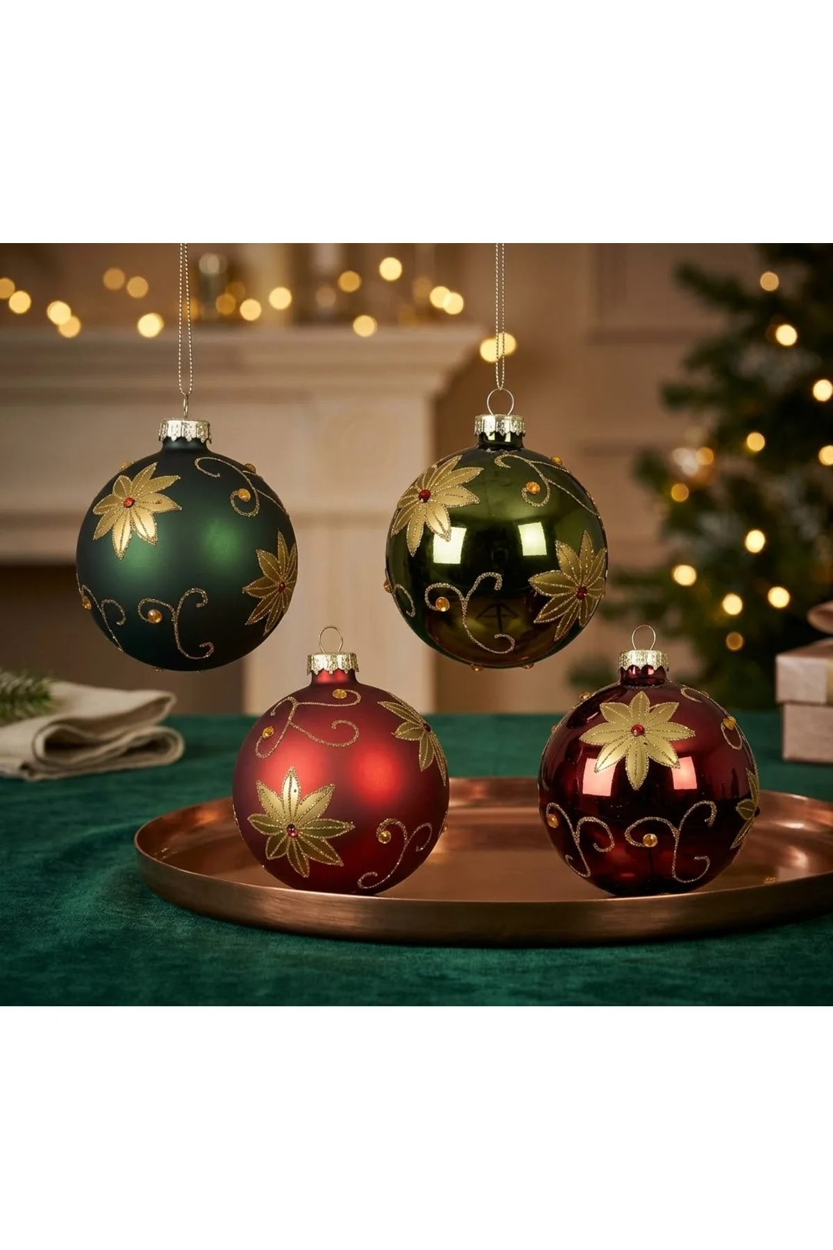 Yılbaşı Ağacı Süsü 4'lü Cam Top Seti - Altın Çiçek Desenli Kırmızı Yeşil Ağaç Süsleri (8 cm) Yılbaşı Ağacı Süsü 4'lü Cam Top Seti - Altın Çiçek Desenli Kırmızı Yeşil Ağaç Süsleri (8 cm)