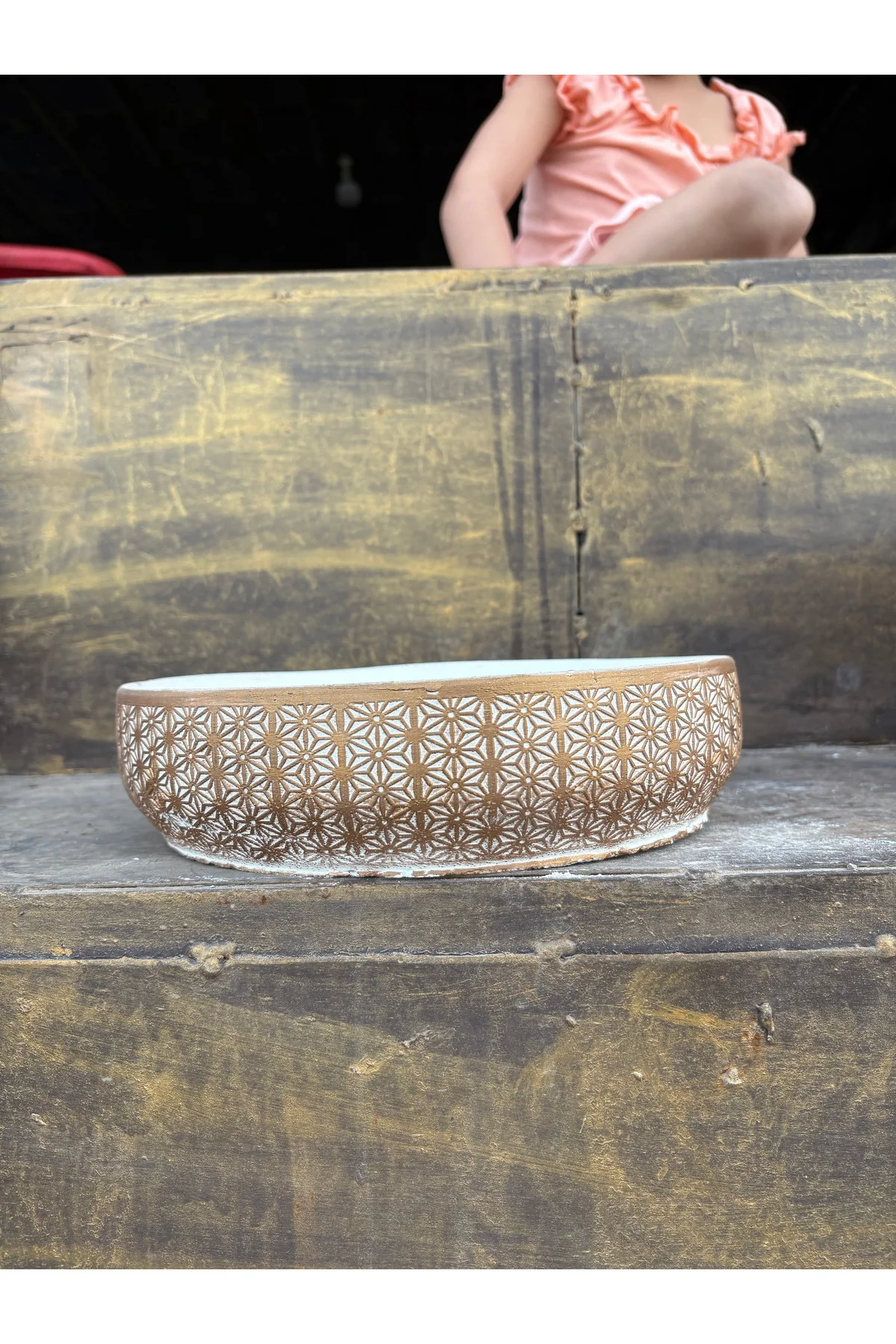 Yıldız Desenli Gold Geniş Taş Saksı 10 cm derinlik ve Hediye Çiçe