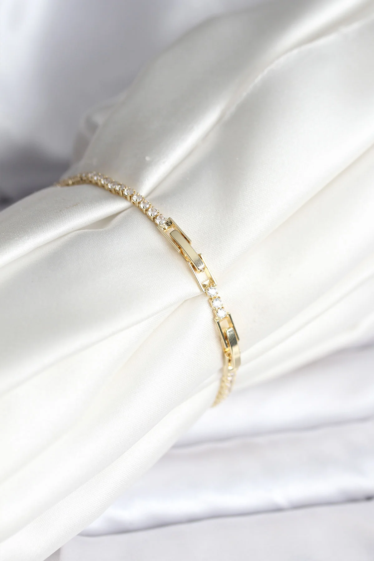 Yıldız Model Zirkon Taşlı Gold Renk Pirinç Su Yolu Kadın Bileklik -1492