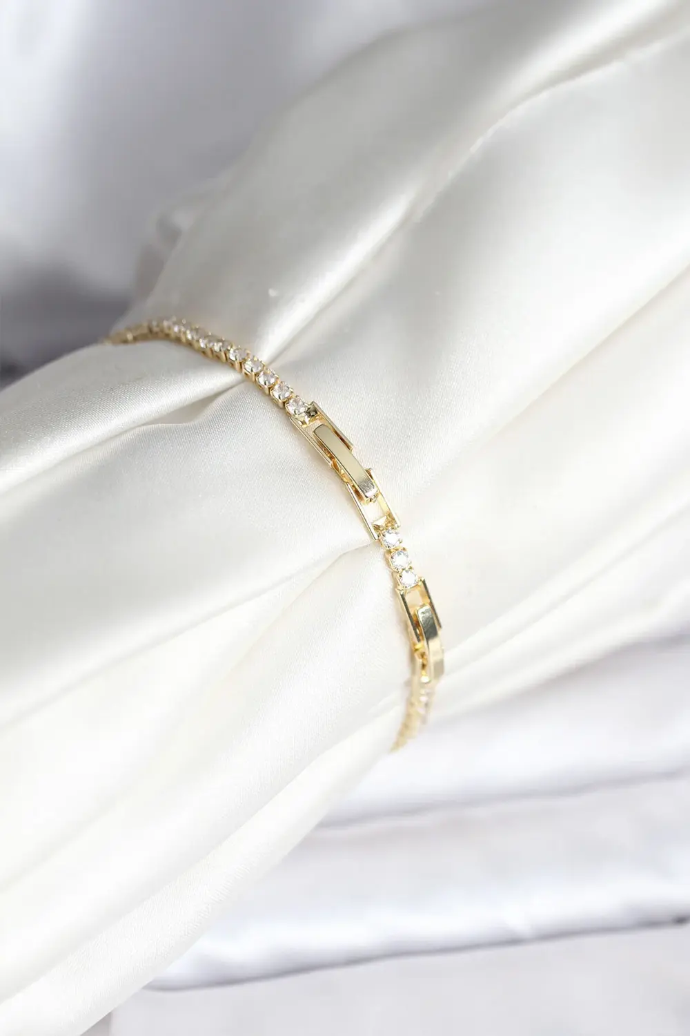 Yıldız Model Zirkon Taşlı Gold Renk Pirinç Su Yolu Kadın Bileklik