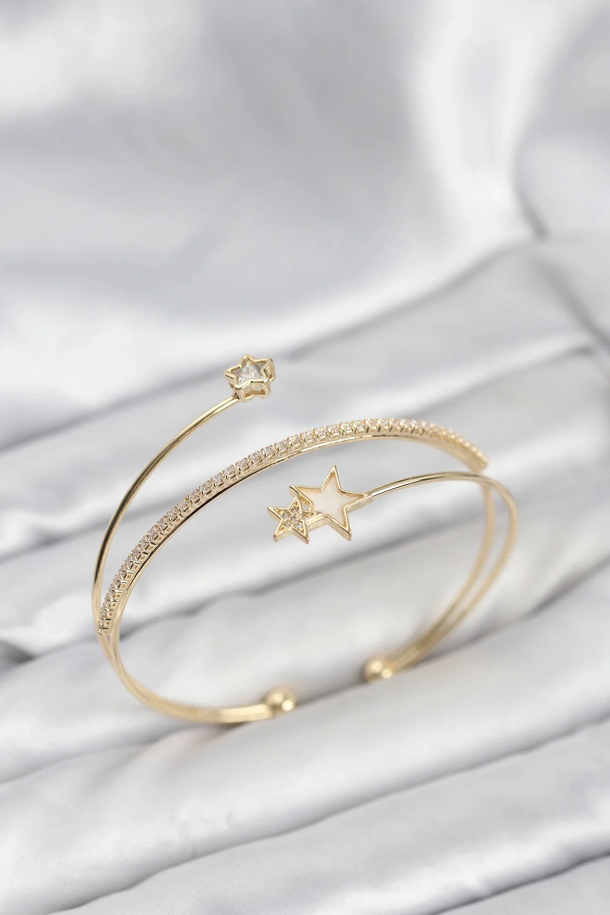 Yıldızlı Model Pirinç Gold Renk Kadın Bileklik