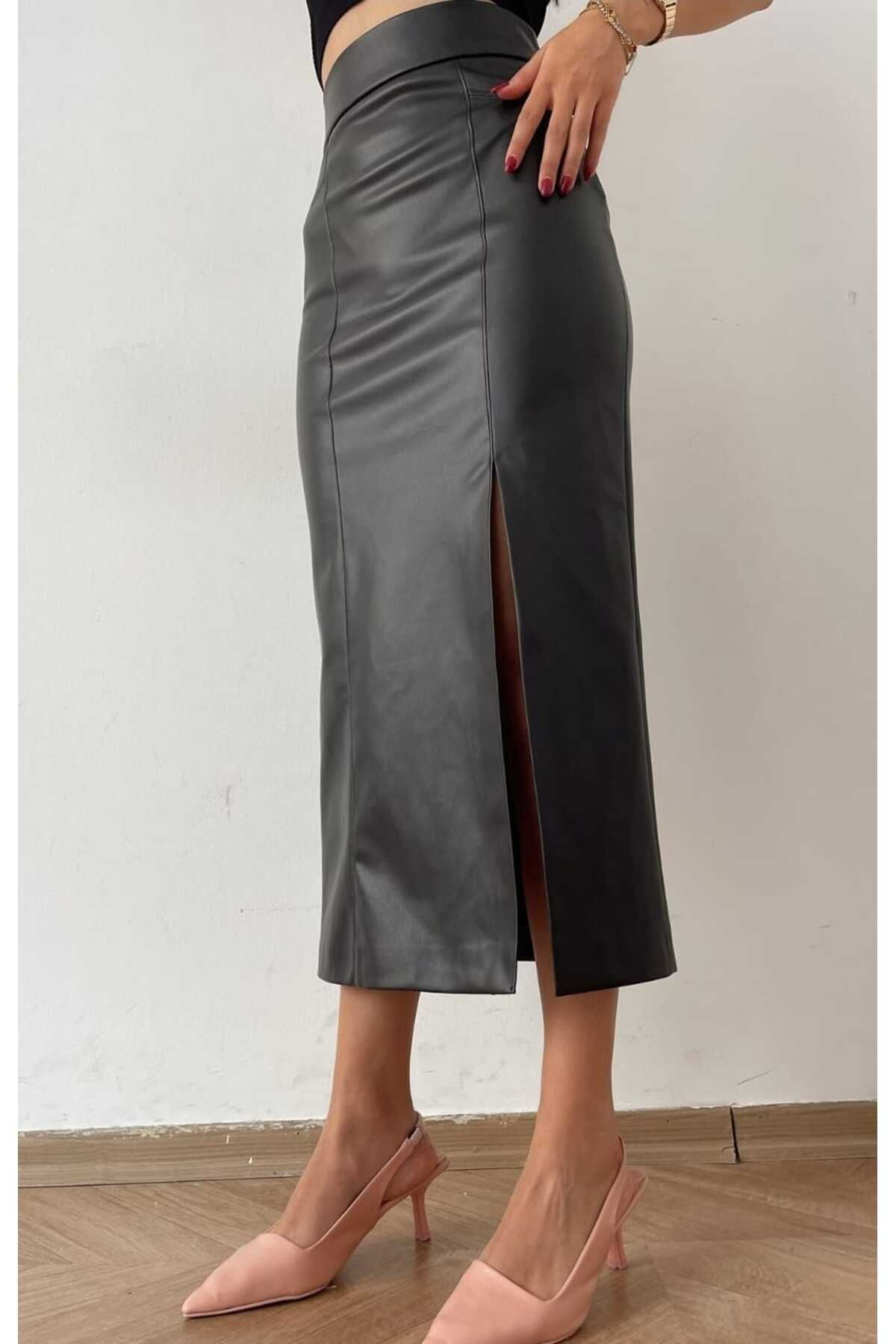 Yırtmaçlı deri etek