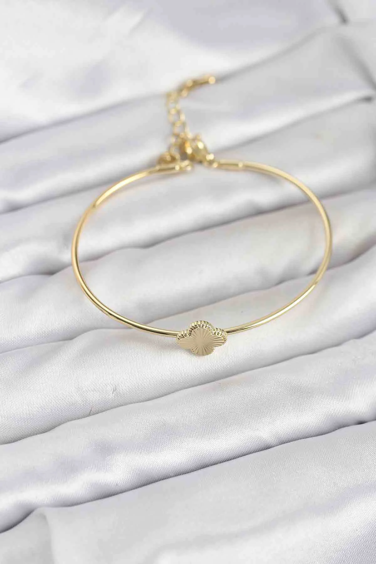 Yonca Model Gold Renk Kadın Bileklik