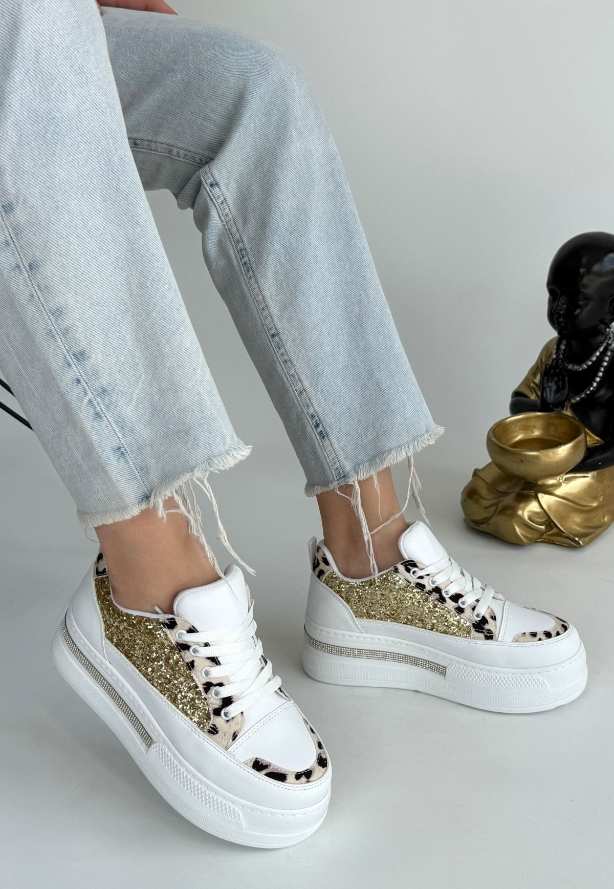 Yorna Beyaz Cilt Çita Detaylı Spor Ayakkabı Yorna Beyaz Cilt Çita Detaylı Spor Ayakkabı