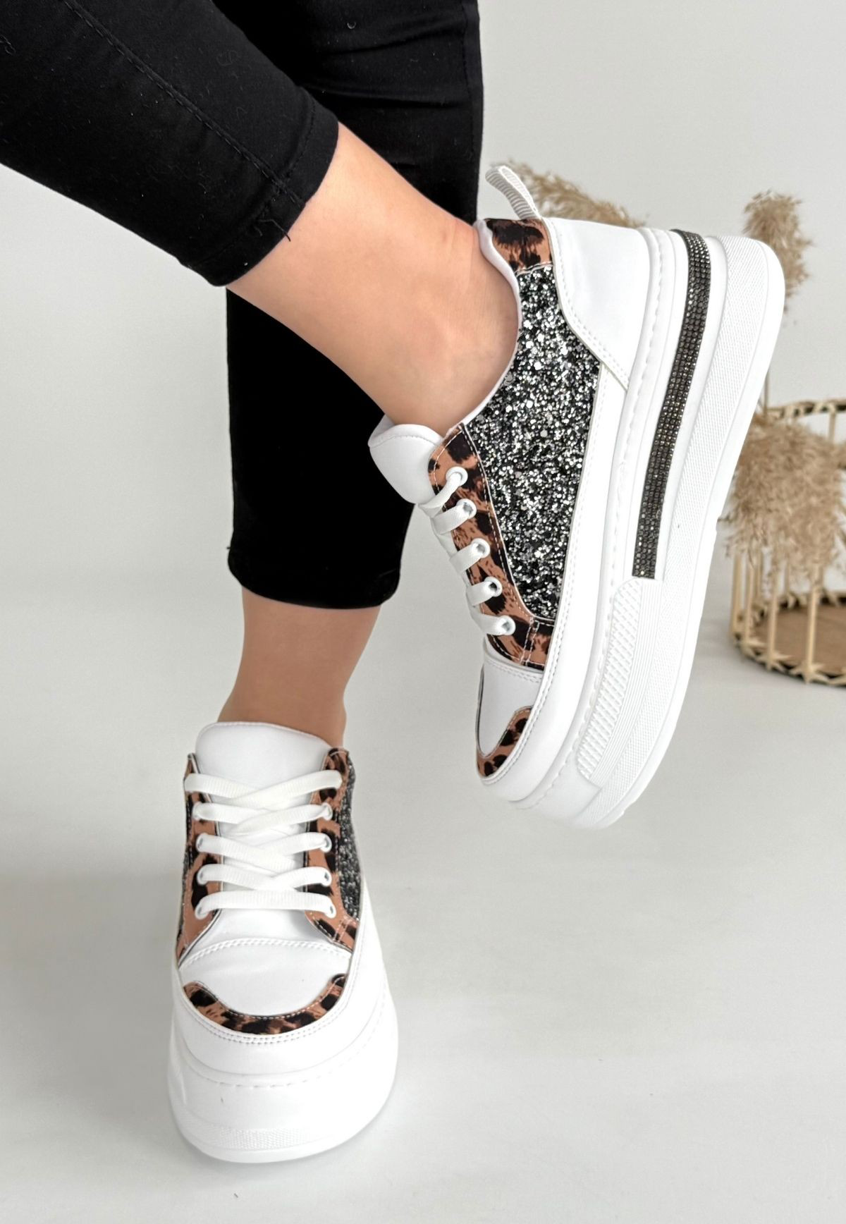 Yorna Beyaz Cilt Leopar Detaylı Spor Ayakkabı Yorna Beyaz Cilt Leopar Detaylı Spor Ayakkabı