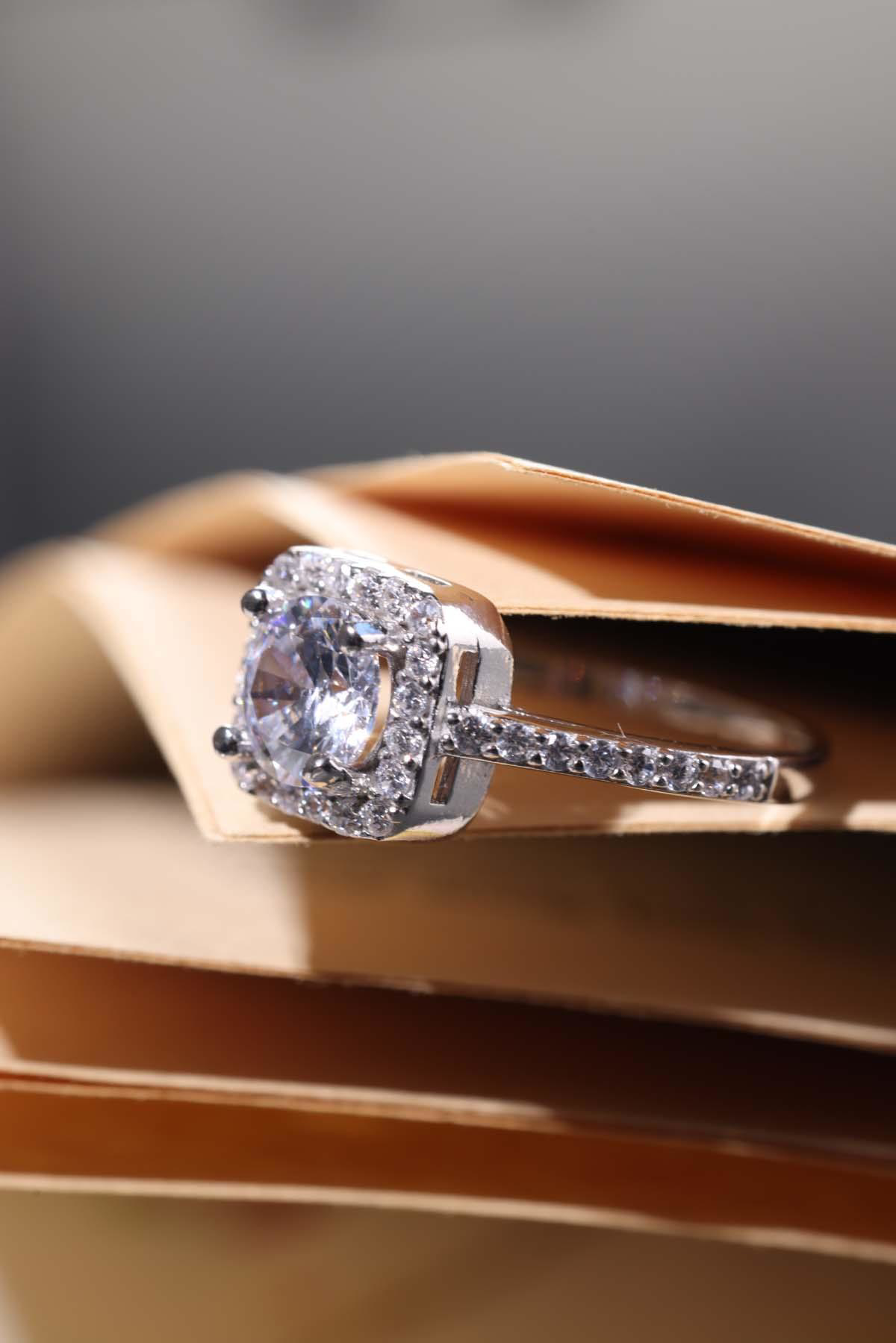 Yuavarlak Zirkon Tek Taşlı Tektaş  Zarif Kadın Yüzük Topaz Pırlan