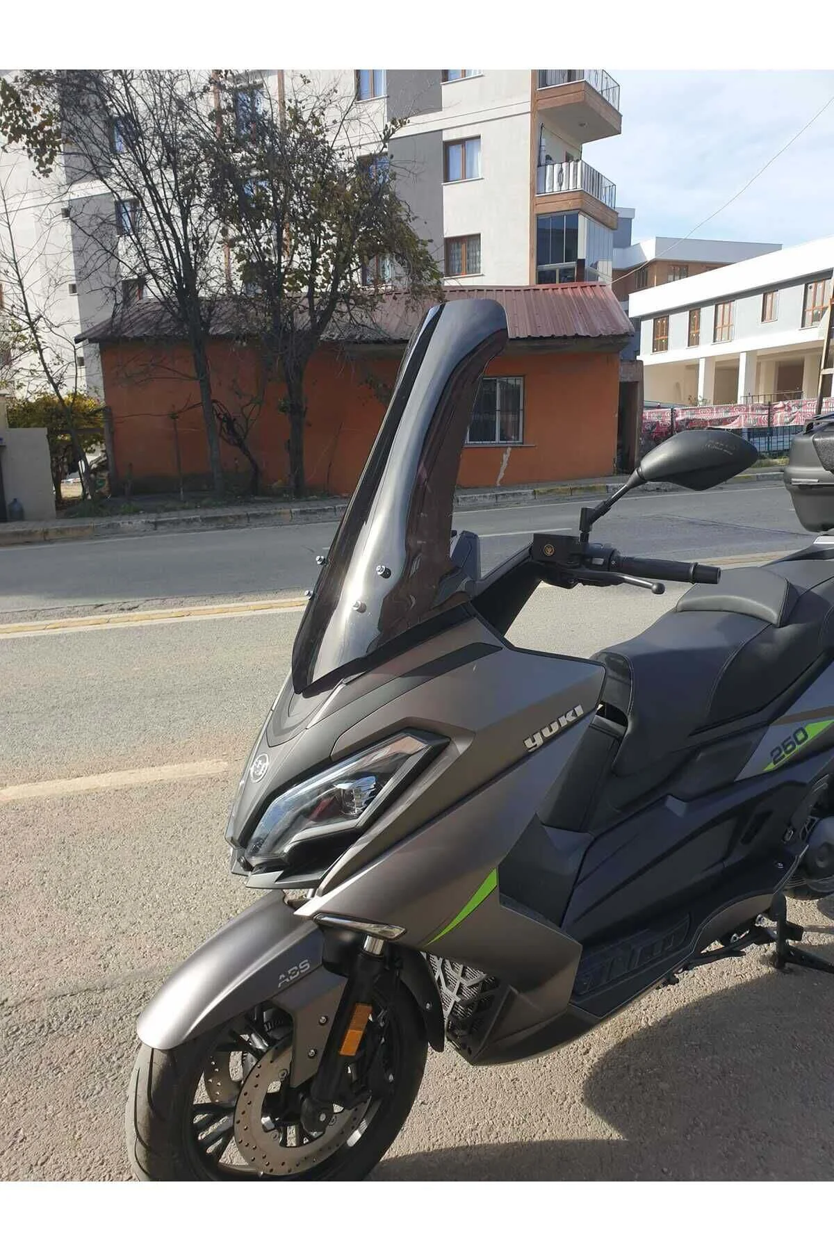 Yuki Explorer 250 Ön Cam 2021-2026 Model 72cm Siyah Renkli 4mm UZUN