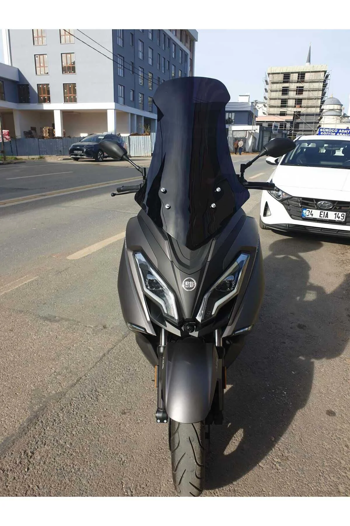 Yuki Explorer 250 Ön Cam 2021-2026 Model 72cm Siyah Renkli 4mm UZUN
