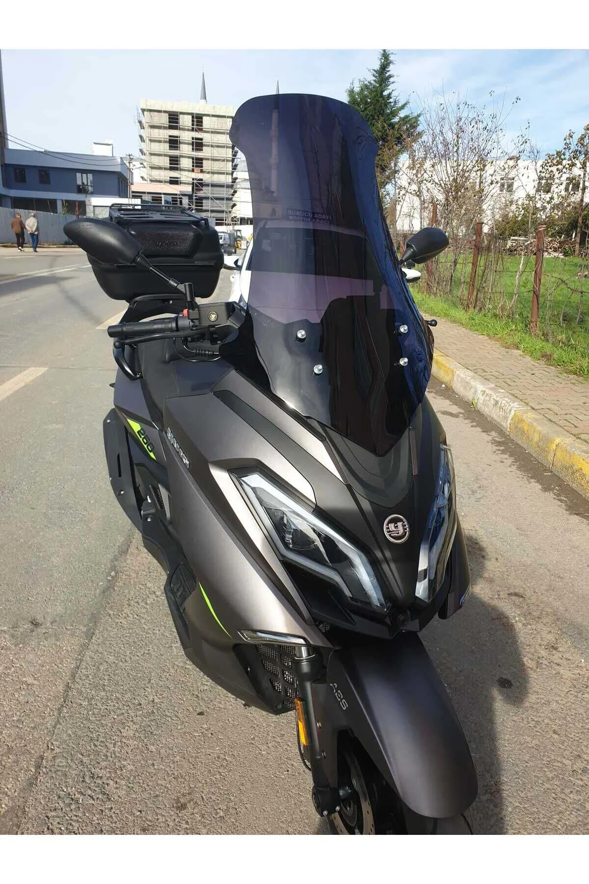 Yuki Explorer 250 Ön Cam 2021-2026 Model 72cm Siyah Renkli 4mm UZUN
