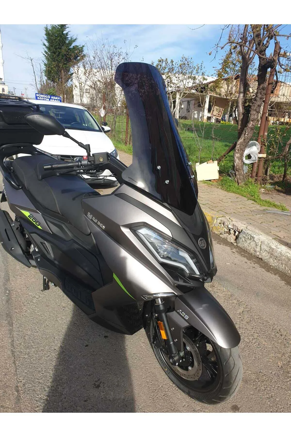 Yuki Explorer 250 Ön Cam 2021-2026 Model 72cm Siyah Renkli 4mm UZUN