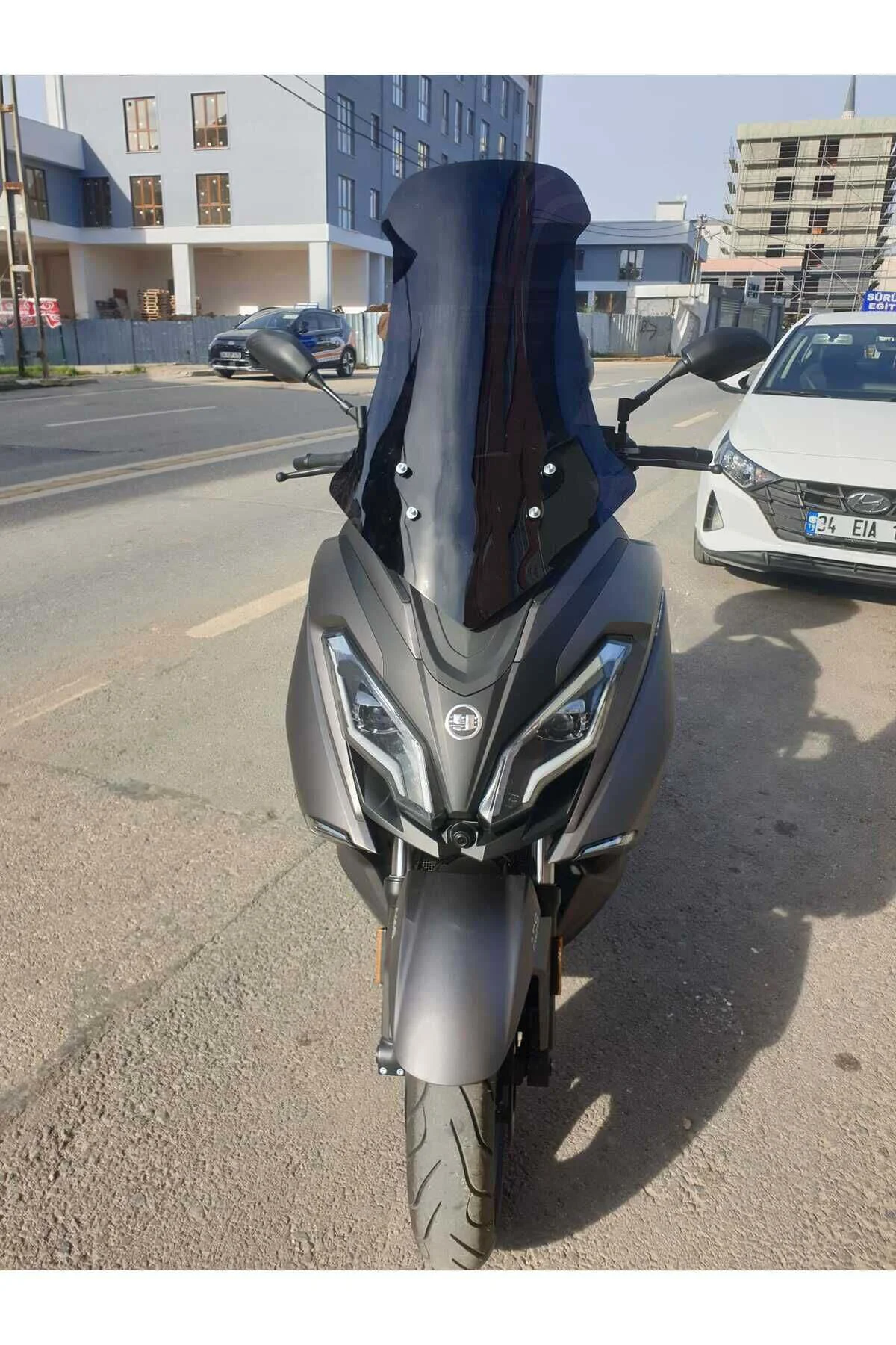 Yuki Explorer 250 Ön Cam 2021-2026 Model 72cm Siyah Renkli 4mm UZUN