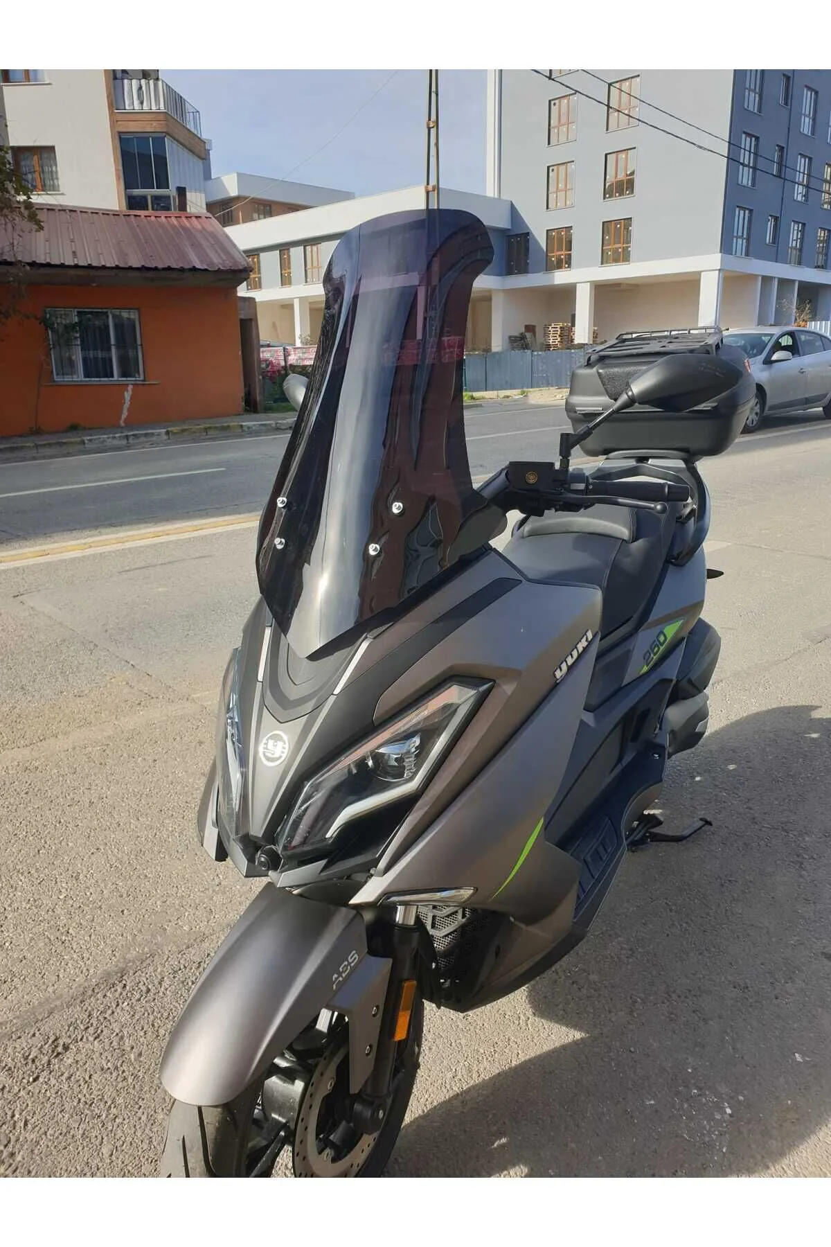 Yuki Explorer 250 Ön Cam 2021-2026 Model 72cm Siyah Renkli 4mm UZUN