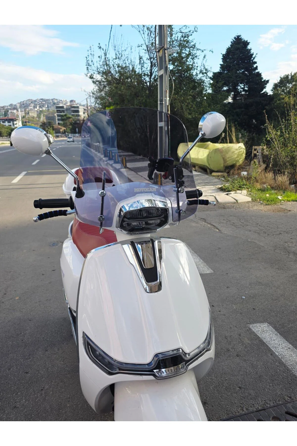 Yuki Mojito 125 Ön Cam 2022-2026 Model 39cm Füme Renkli 4mm APARATSIZ