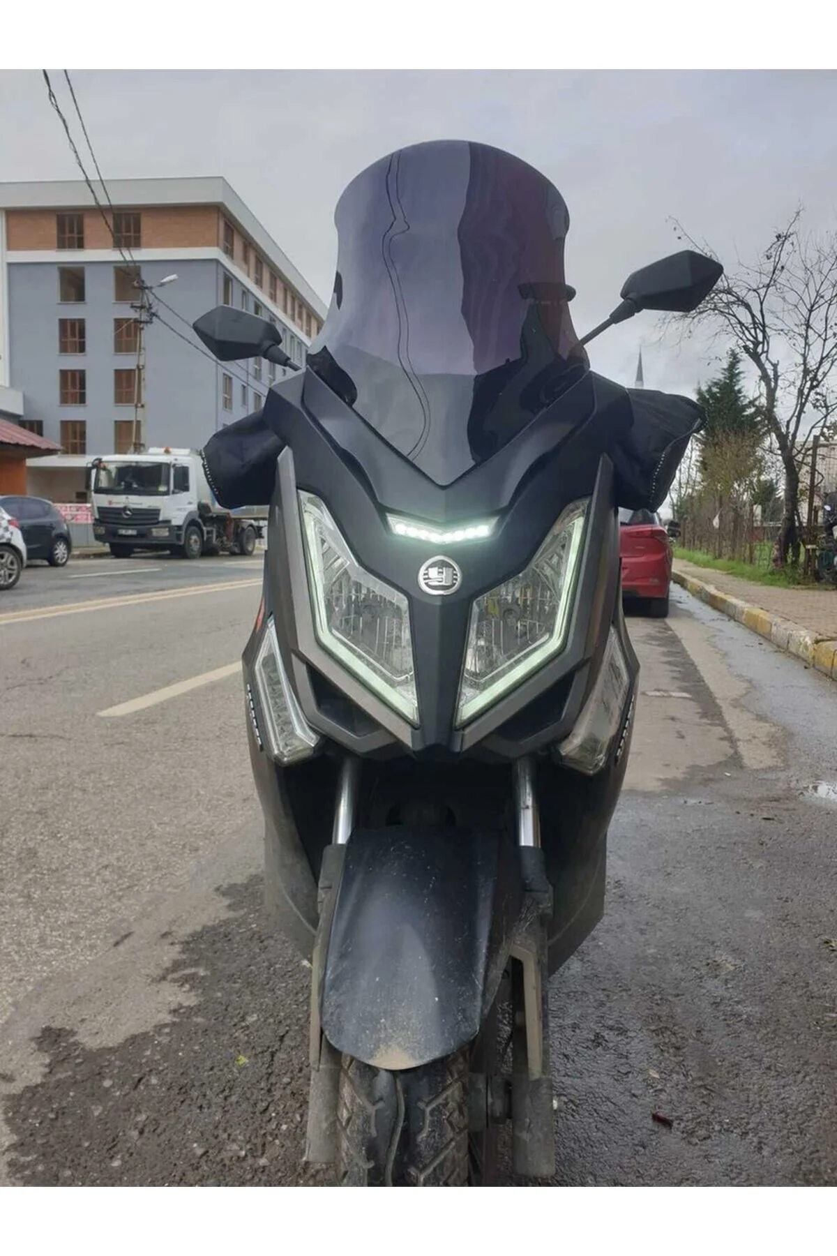 Yuki T9 strom 125 Ön Cam 2021-2026 Model 62cm Siyah Renkli 4mm