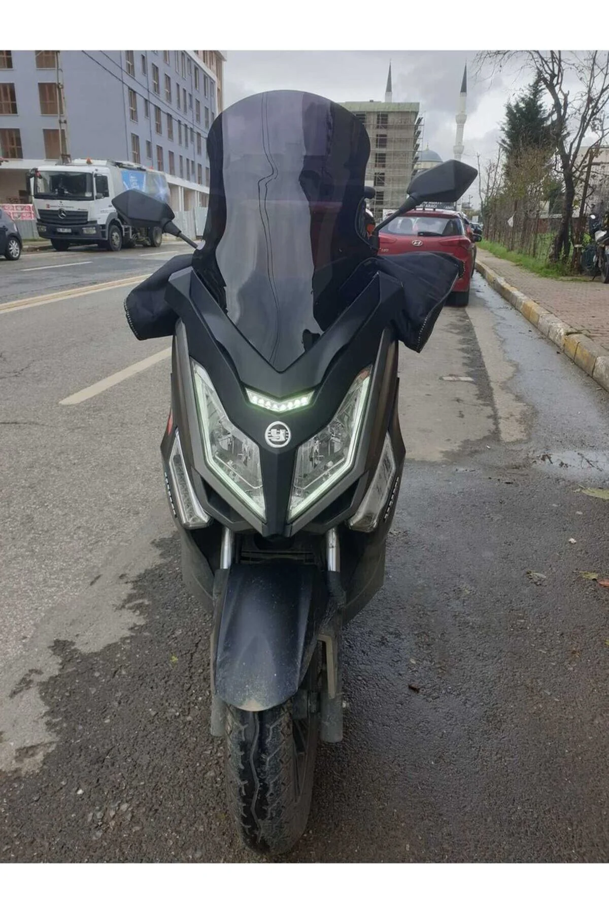 Yuki T9 strom 125 Ön Cam 2021-2026 Model 62cm Siyah Renkli 4mm