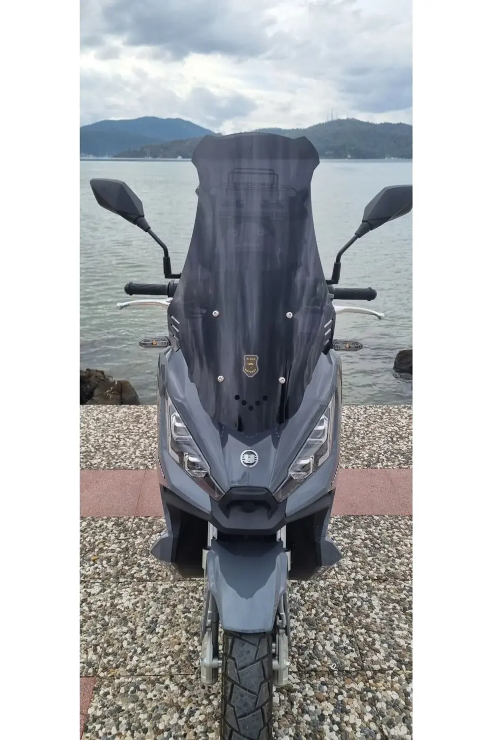 Yuki Xway 125 Ön Cam 2023-2025 Model 65cm Siyah Renkli 4mm ORTA B