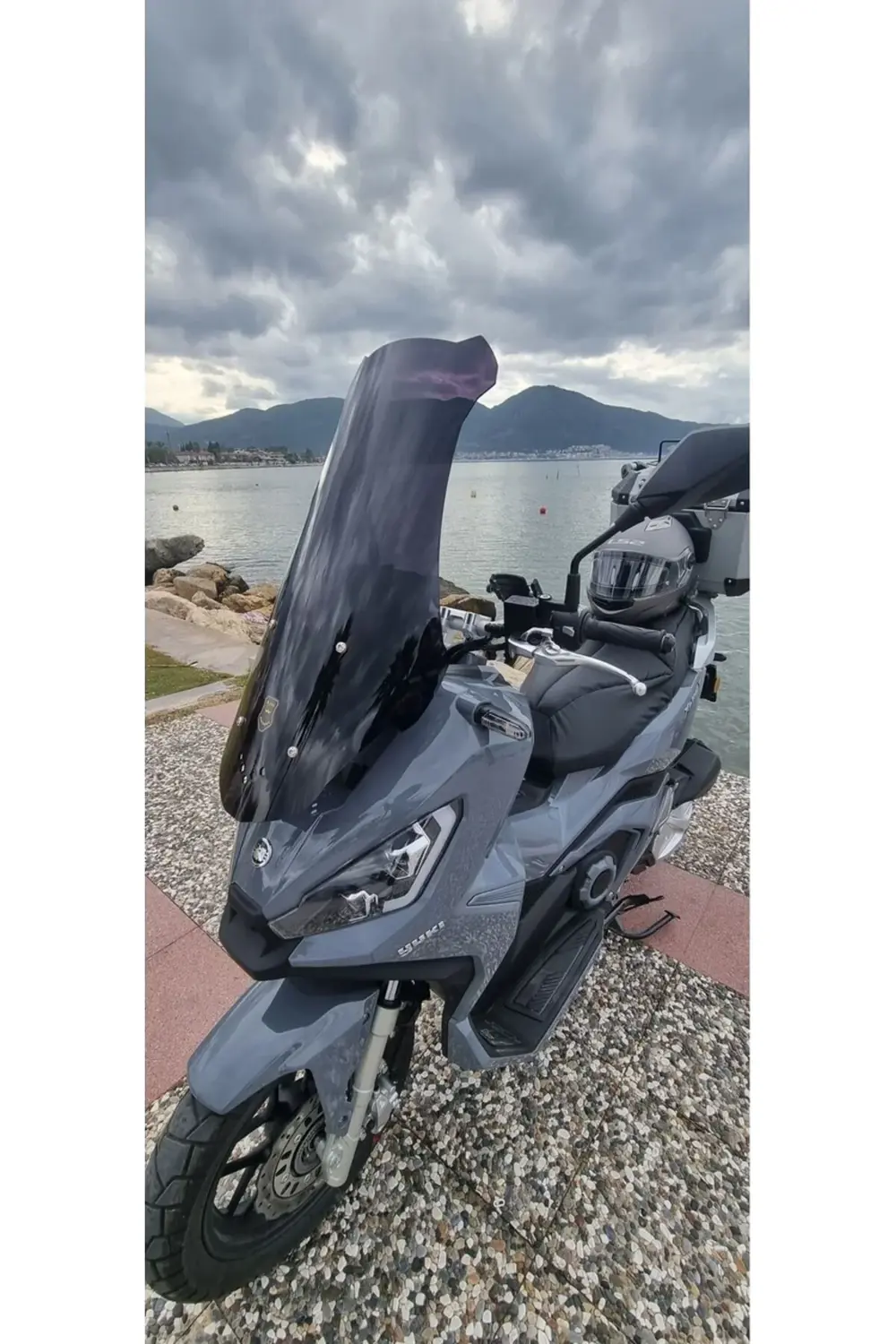 Yuki Xway 125 Ön Cam 2023-2025 Model 65cm Siyah Renkli 4mm ORTA B