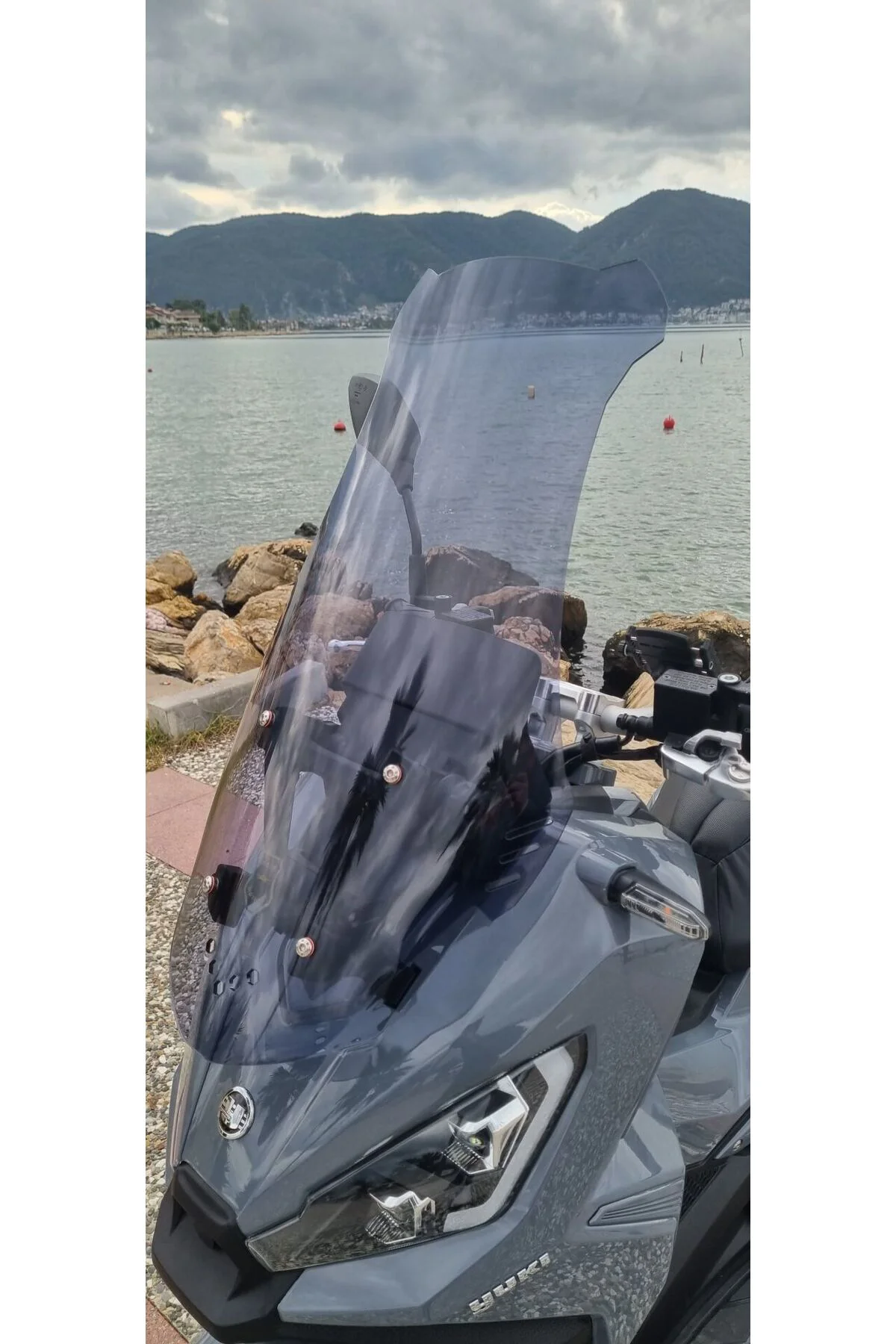 Yuki Xway 125 Ön Cam 2023-2026 Model 65cm Füme Renkli 4mm ORTA BO