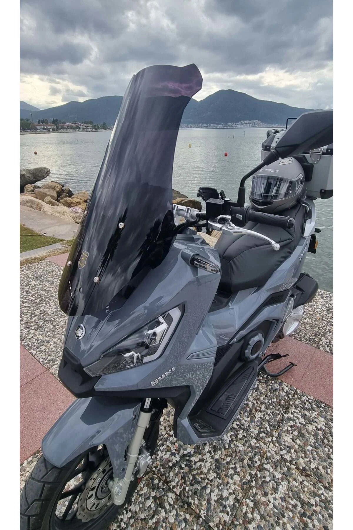 Yuki Xway 125 Ön Cam 2023-2026 Model 75cm Siyah Renkli 4mm UZUN