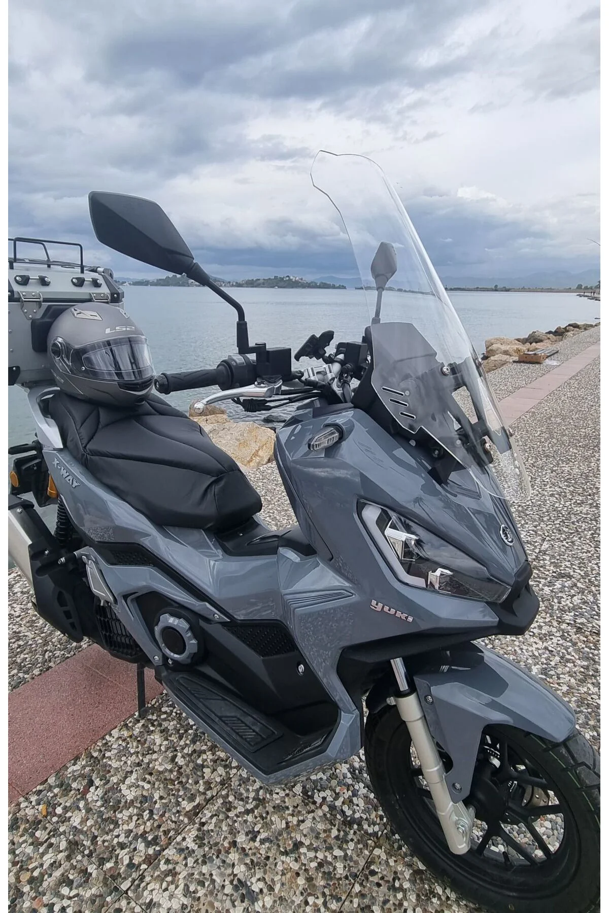 Yuki Xway 125 Ön Cam 2023-2026 Model 65cm Şeffaf Renkli 4mm ORTA 