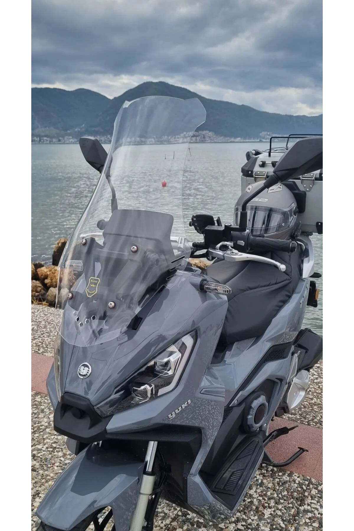 Yuki Xway 125 Ön Cam 2023-2026 Model 65cm Şeffaf Renkli 4mm ORTA 