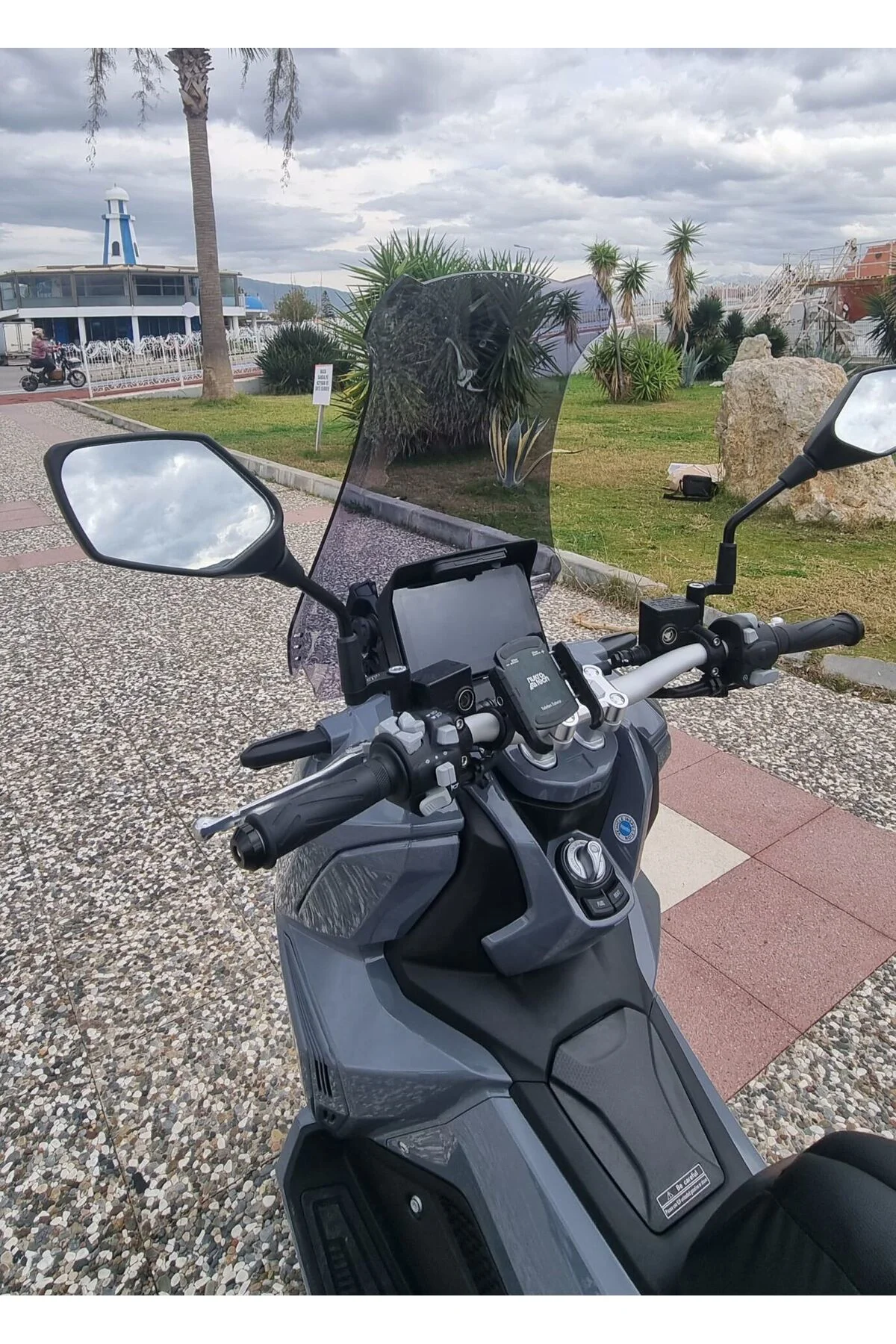 Yuki Xway 125 Ön Cam 2023-2026 Model 65cm Füme Renkli 4mm ORTA BO