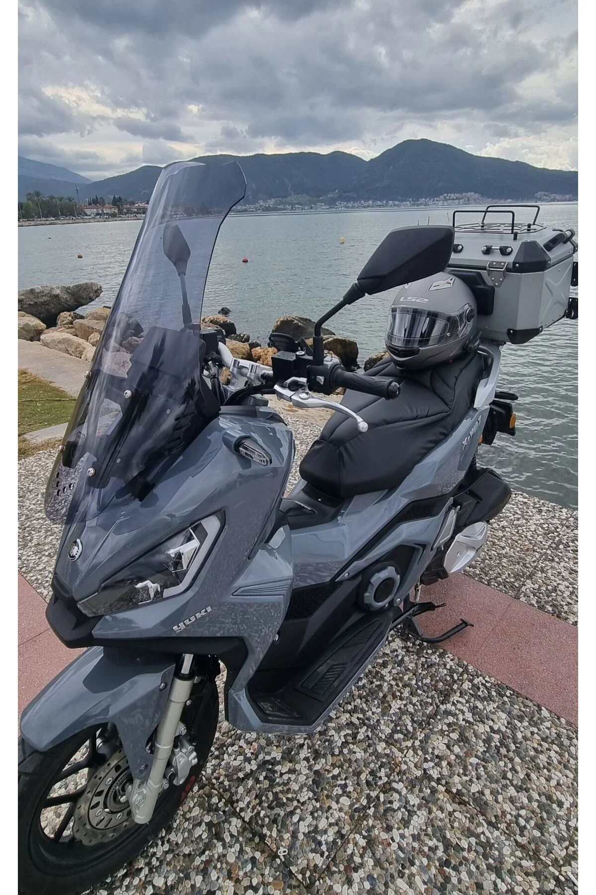 Yuki Xway 125 Ön Cam 2023-2026 Model 65cm Füme Renkli 4mm ORTA BO