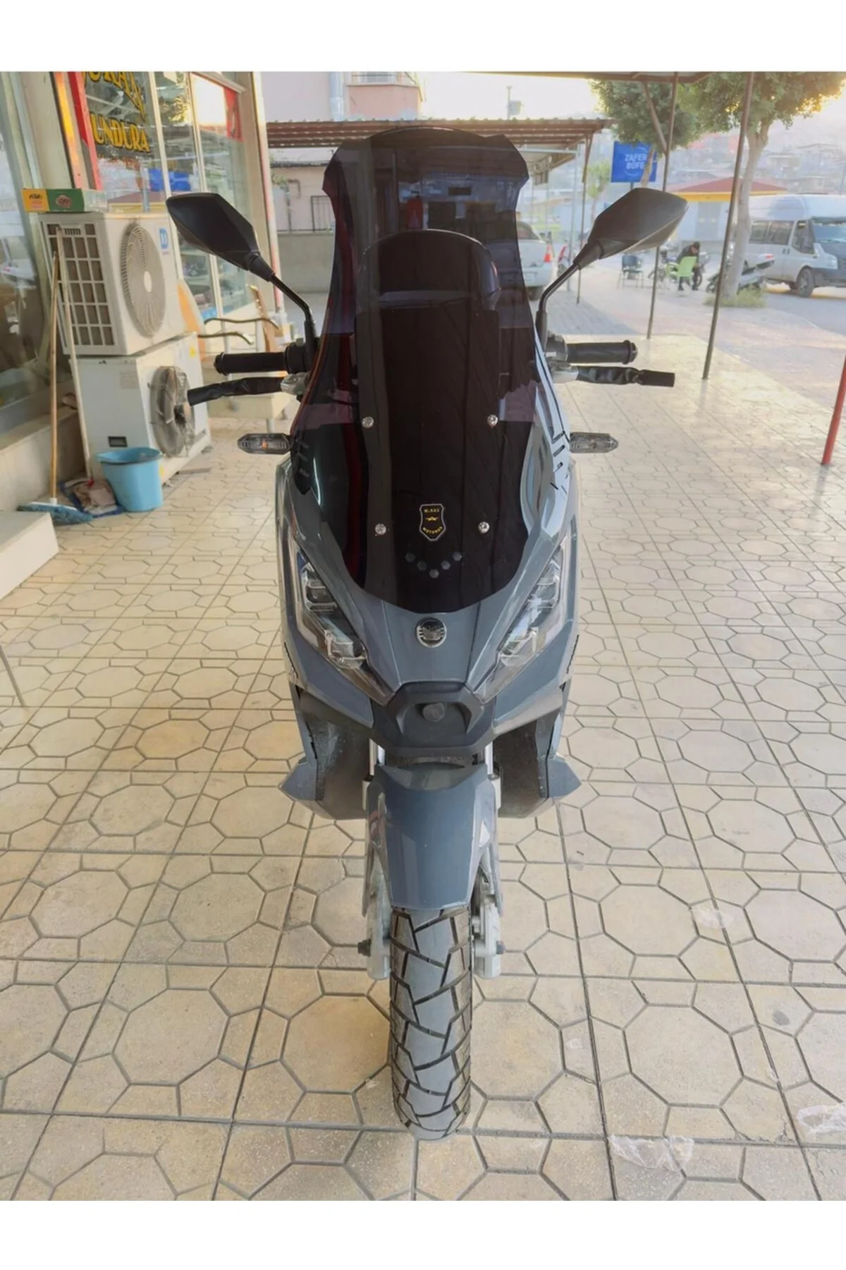 Yuki Xway 125 Siperlik Ön Cam 2023-2025 Model 65cm Siyah Renkli 4mm ORTA BOYLU