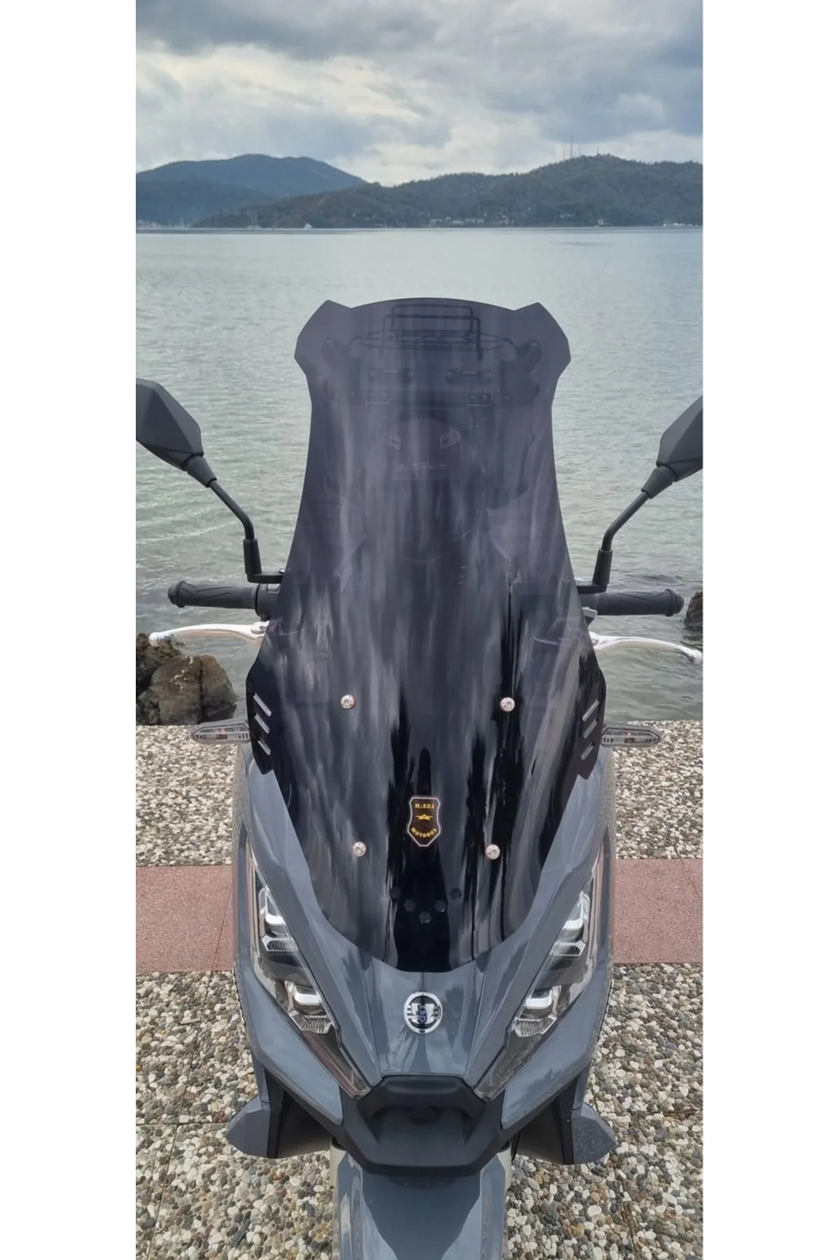 Yuki Xway 125 Siperlik Ön Cam 2023-2025 Model 65cm Siyah Renkli 4mm ORTA BOYLU