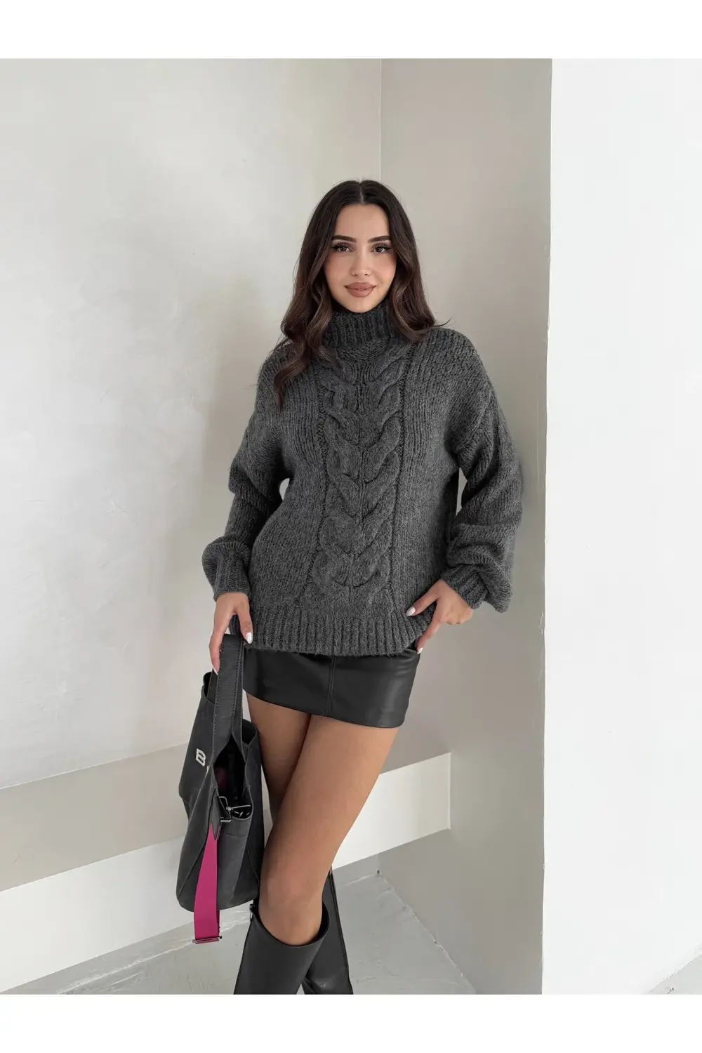 Yumoş Dokulu Örgü Desenli Dik Yaka Triko Kazak