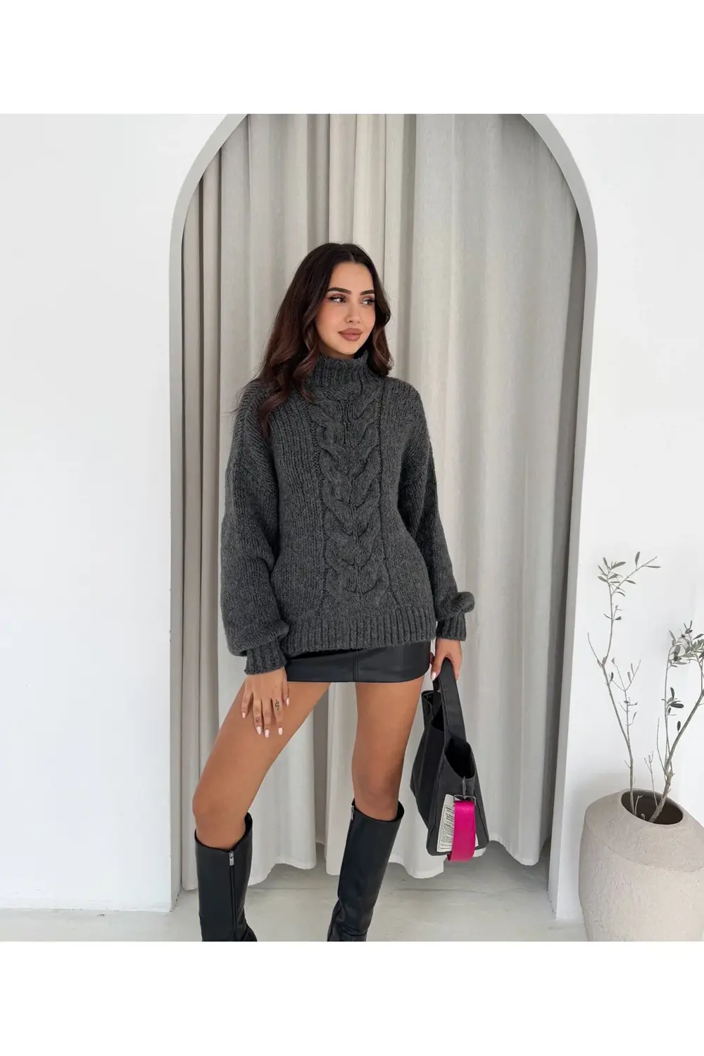 Yumoş Dokulu Örgü Desenli Dik Yaka Triko Kazak