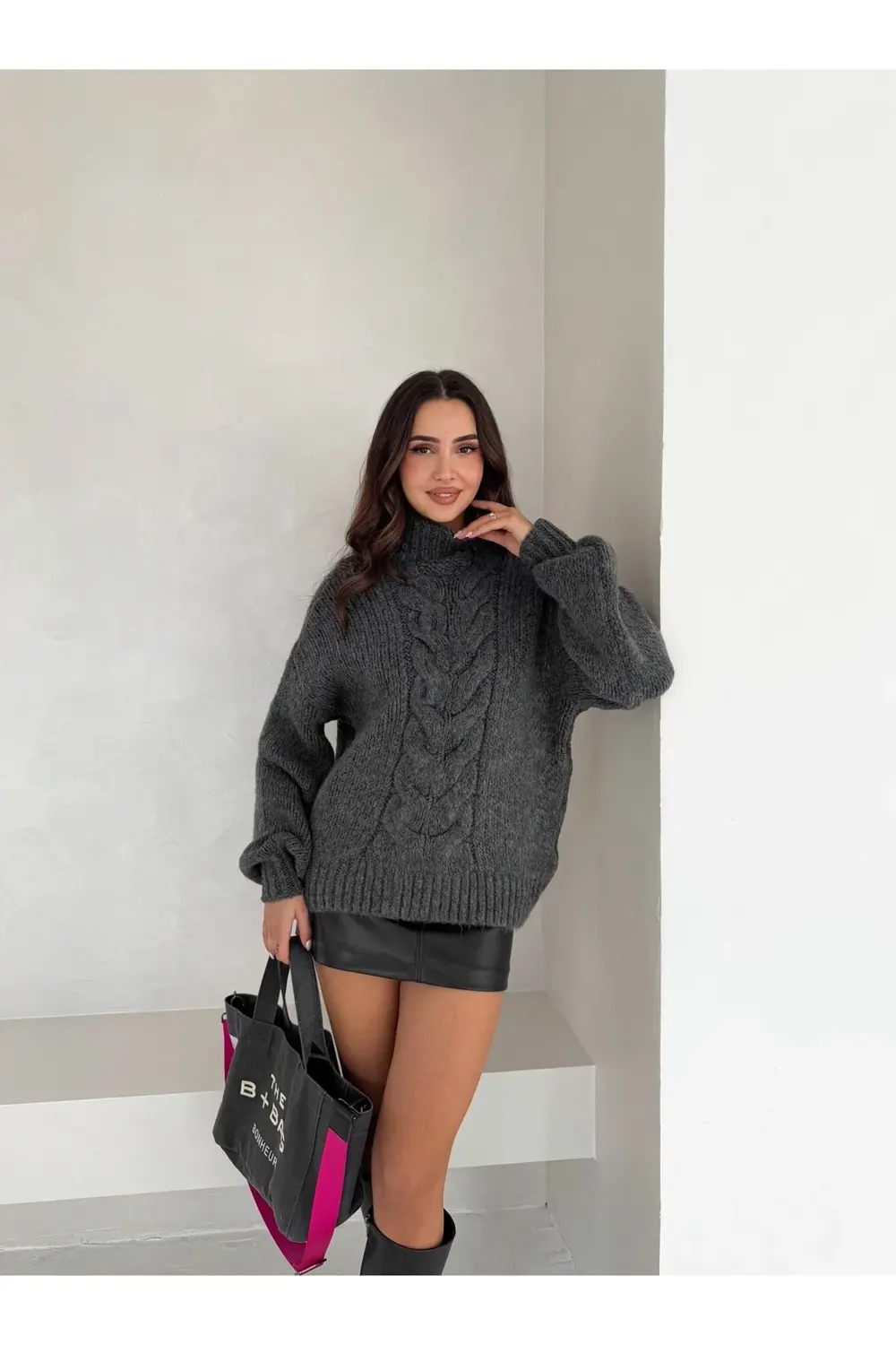 Yumoş Dokulu Örgü Desenli Dik Yaka Triko Kazak