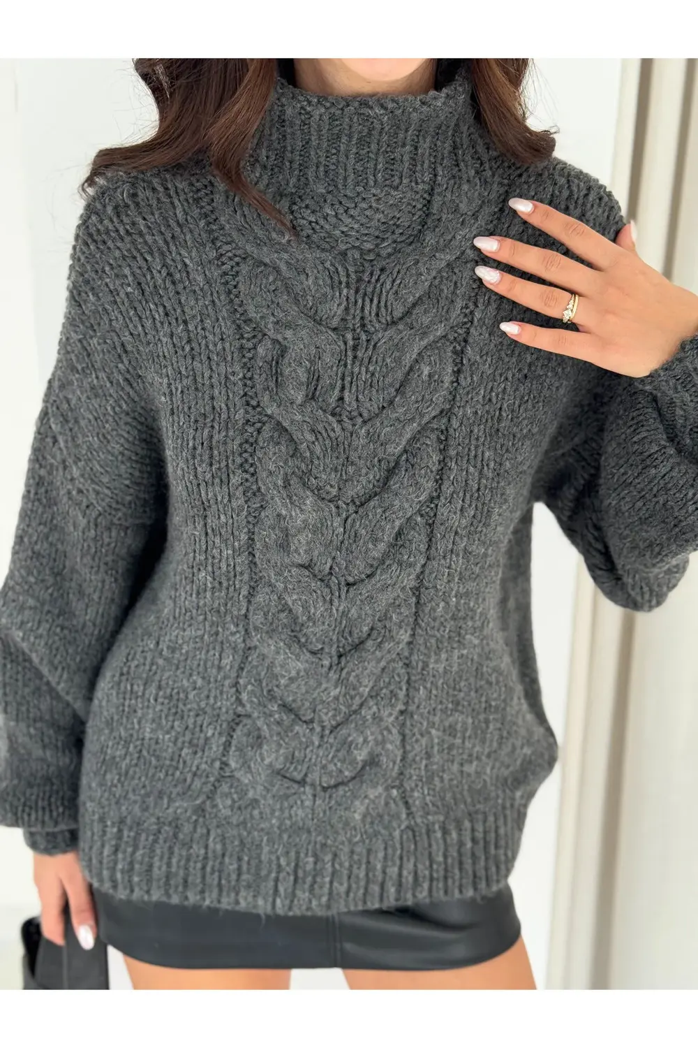 Yumoş Dokulu Örgü Desenli Dik Yaka Triko Kazak