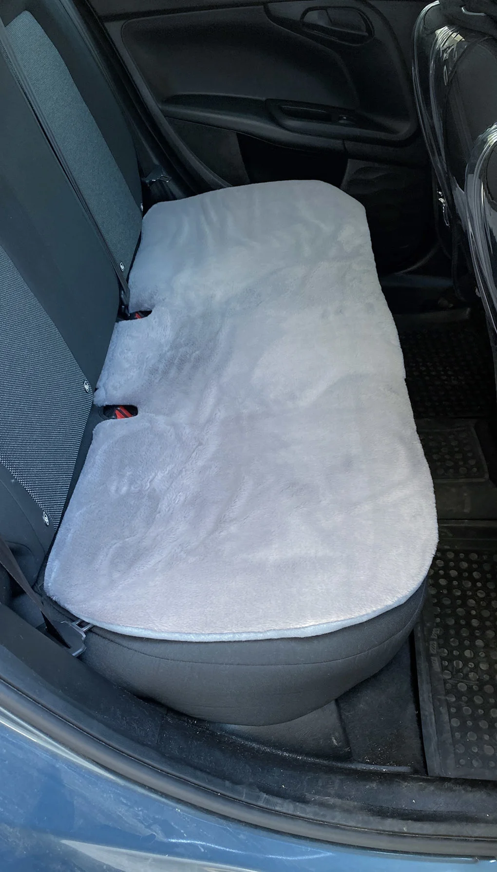 Yumuşak Tüylü Peluş Serme Oto Koltuk Koruyucu Minder Arka Gri Yumuşak Tüylü Peluş Serme Oto Koltuk Koruyucu Minder Arka Gri