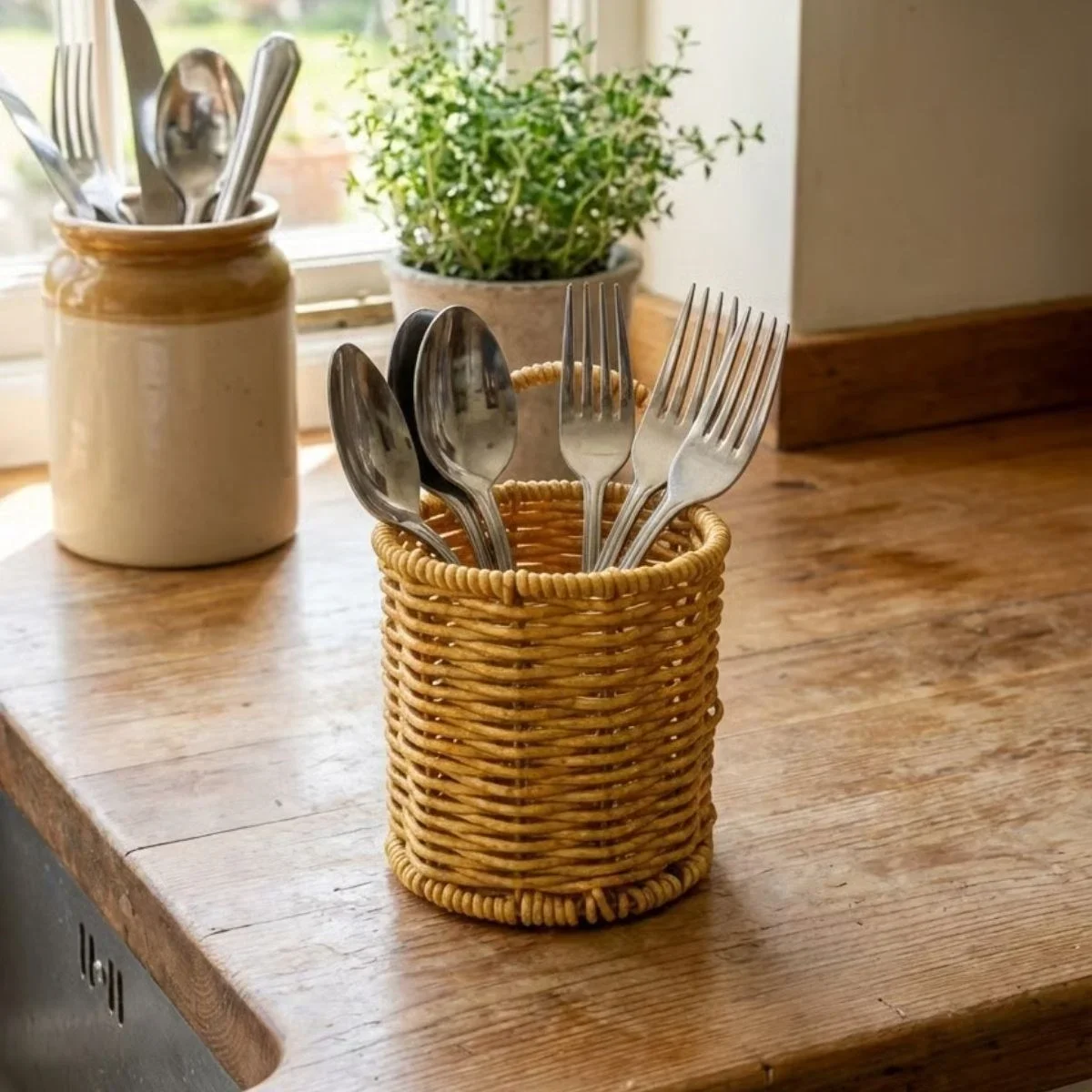 Yuvarlak Hasır Dokulu Plastik Rattan Kaşıklık & Çatallık – Askılı Kendiliğinden Tutmalı Çok Amaçlı Mutfak Organizeri Yuvarlak Hasır Dokulu Plastik Rattan Kaşıklık & Çatallık – Askılı Kendiliğinden Tutmalı Çok Amaçlı Mutfak Organizeri