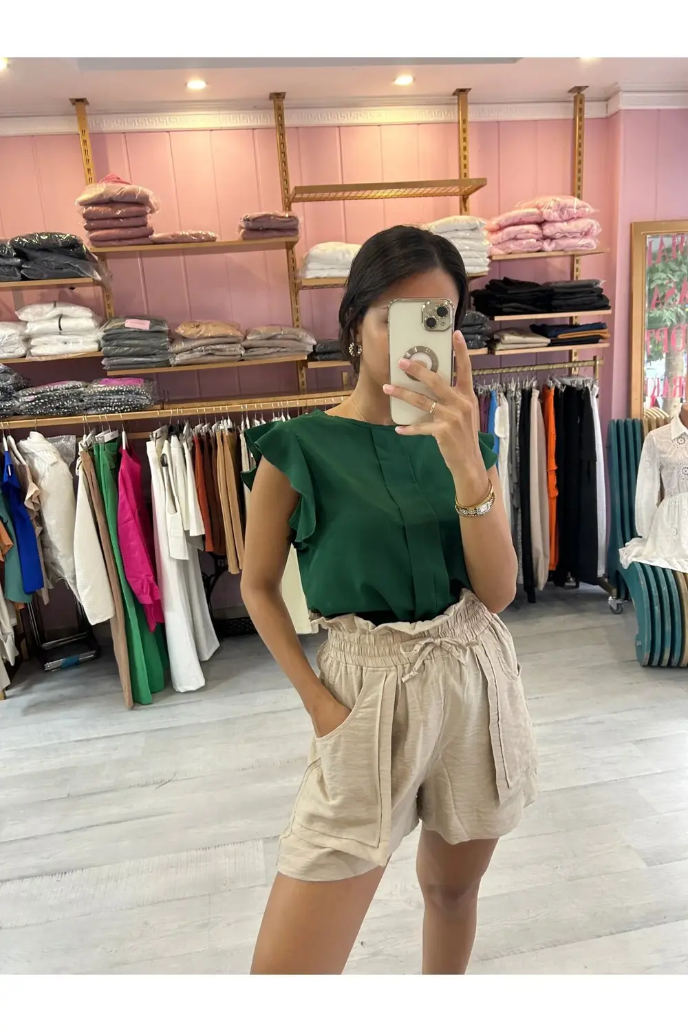 Yuvarlak Yaka Fırfırlı Kısa Kol Önü Bloklu Rahat Kesim Düğme Kapa