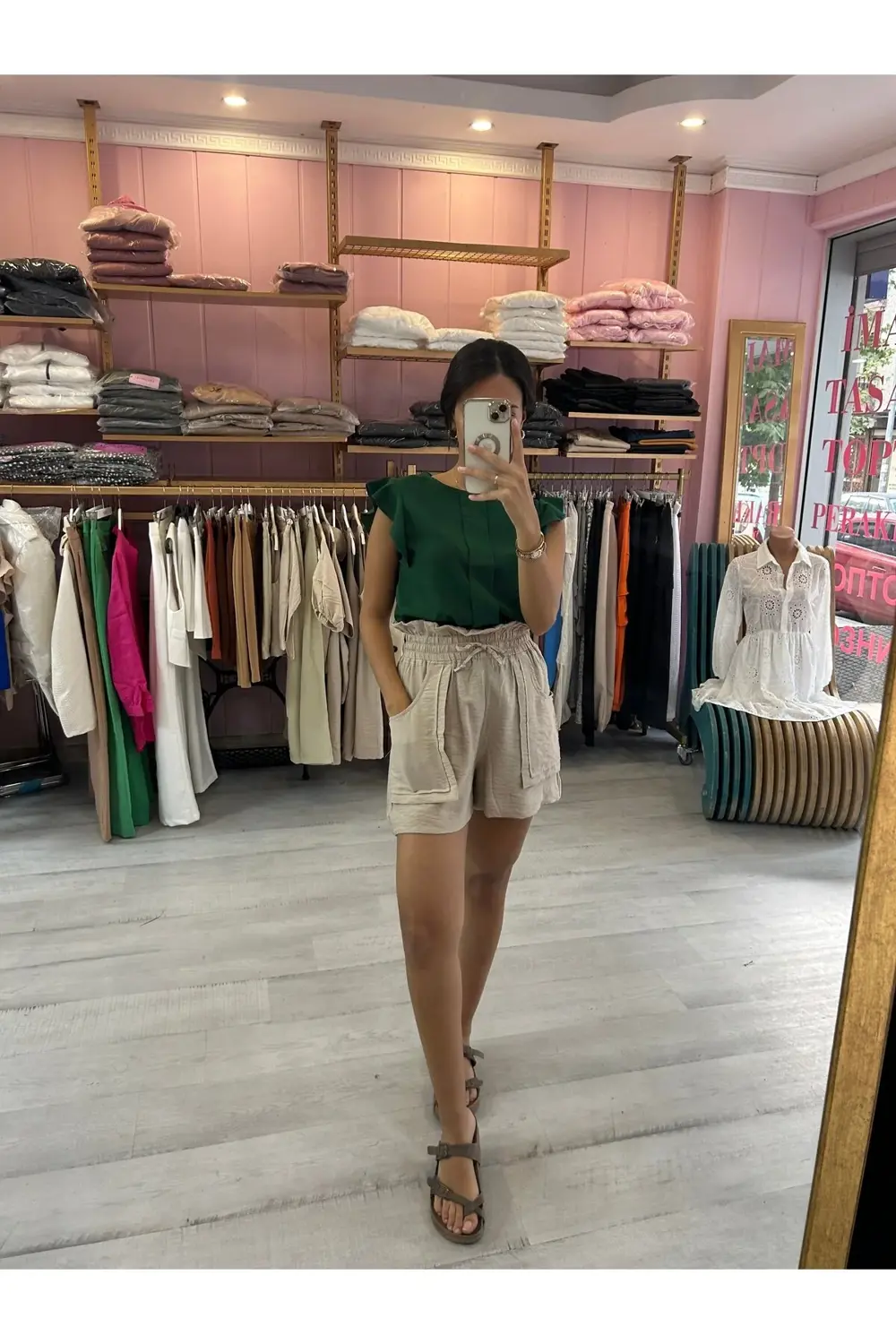 Yuvarlak Yaka Fırfırlı Kısa Kol Önü Bloklu Rahat Kesim Düğme Kapa