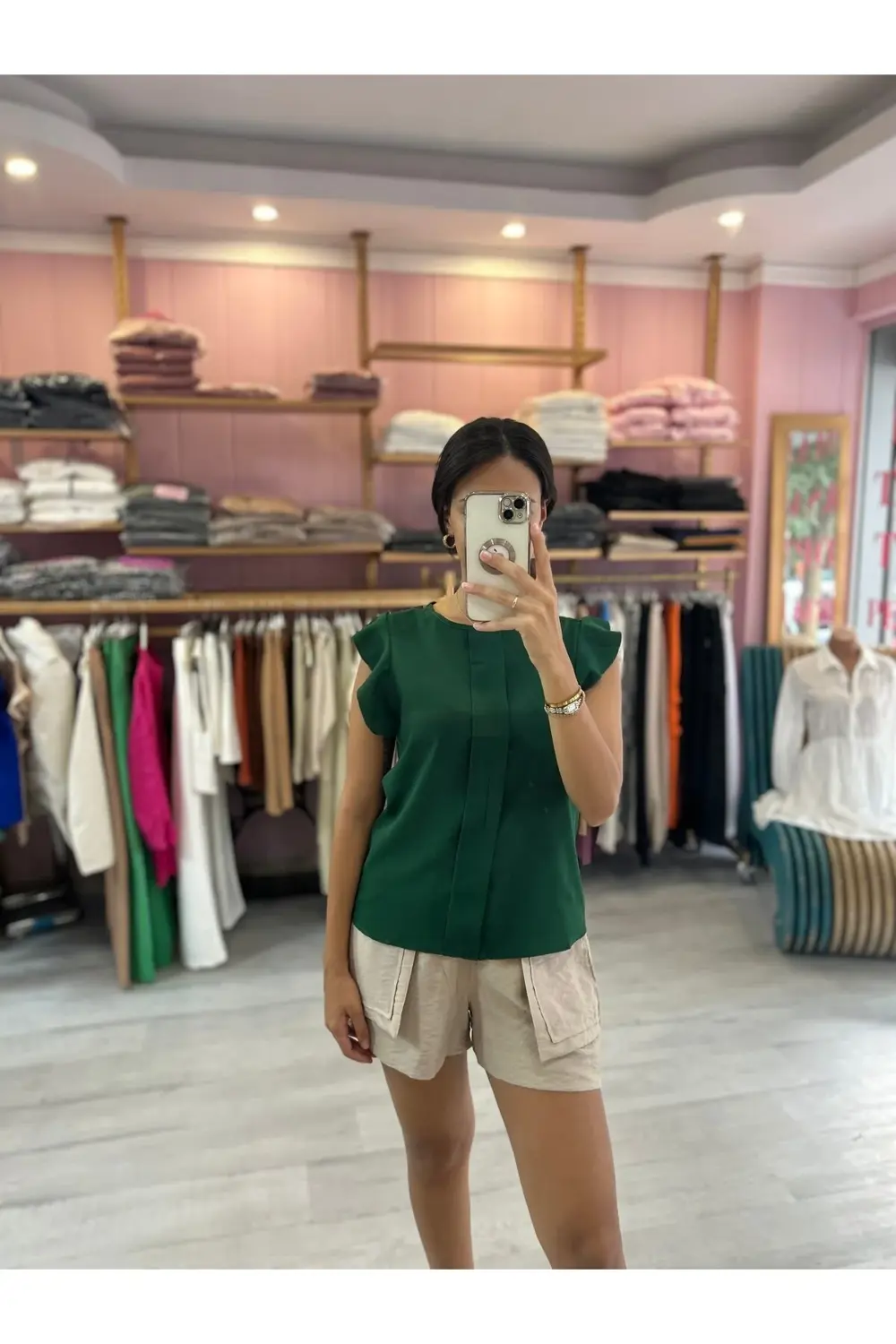 Yuvarlak Yaka Fırfırlı Kısa Kol Önü Bloklu Rahat Kesim Düğme Kapa