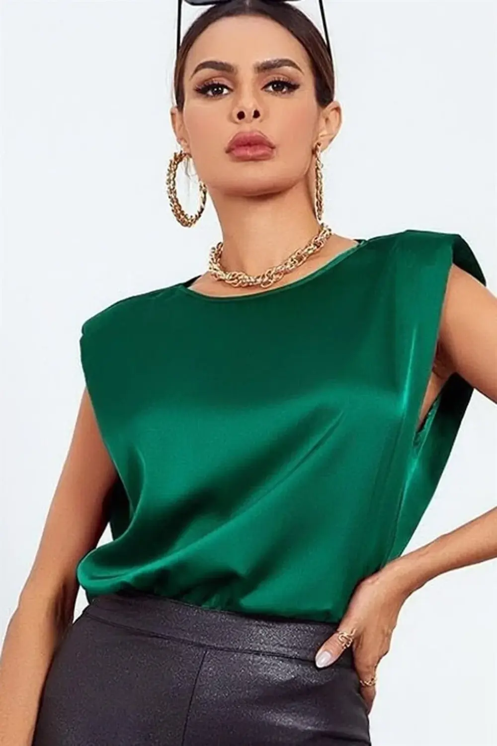 Yuvarlak Yaka Kolsuz Vatkalı Rahat Kesim Düğmeli Şık Ve Cool Sate